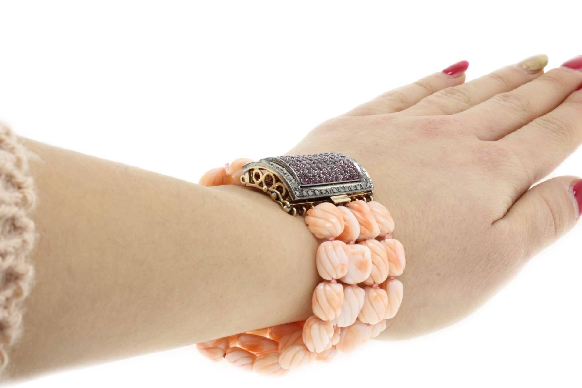 Bracelet corail avec fermoir en argent, rubis et diamants des années 1960 Pour femmes en vente