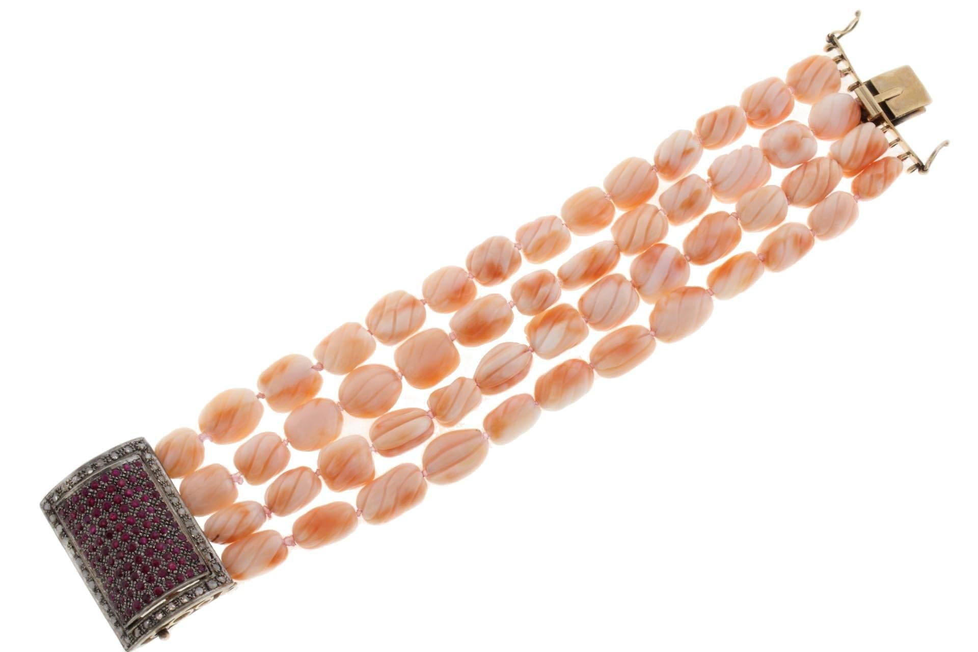 Rétro Bracelet corail avec fermoir en argent, rubis et diamants des années 1960 en vente