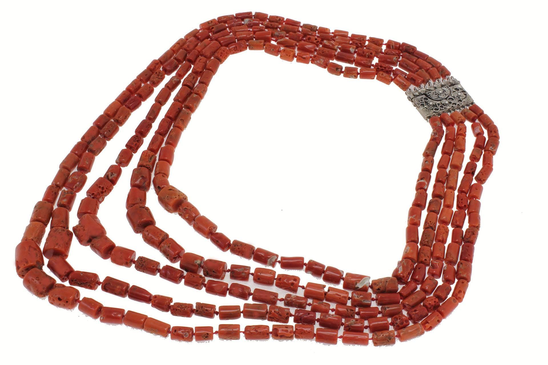 Necklace composed of 5 coral rows and a silver decorate clasp.

coral (325.90 gr)
tot.weight 353.80
r.f  uoui