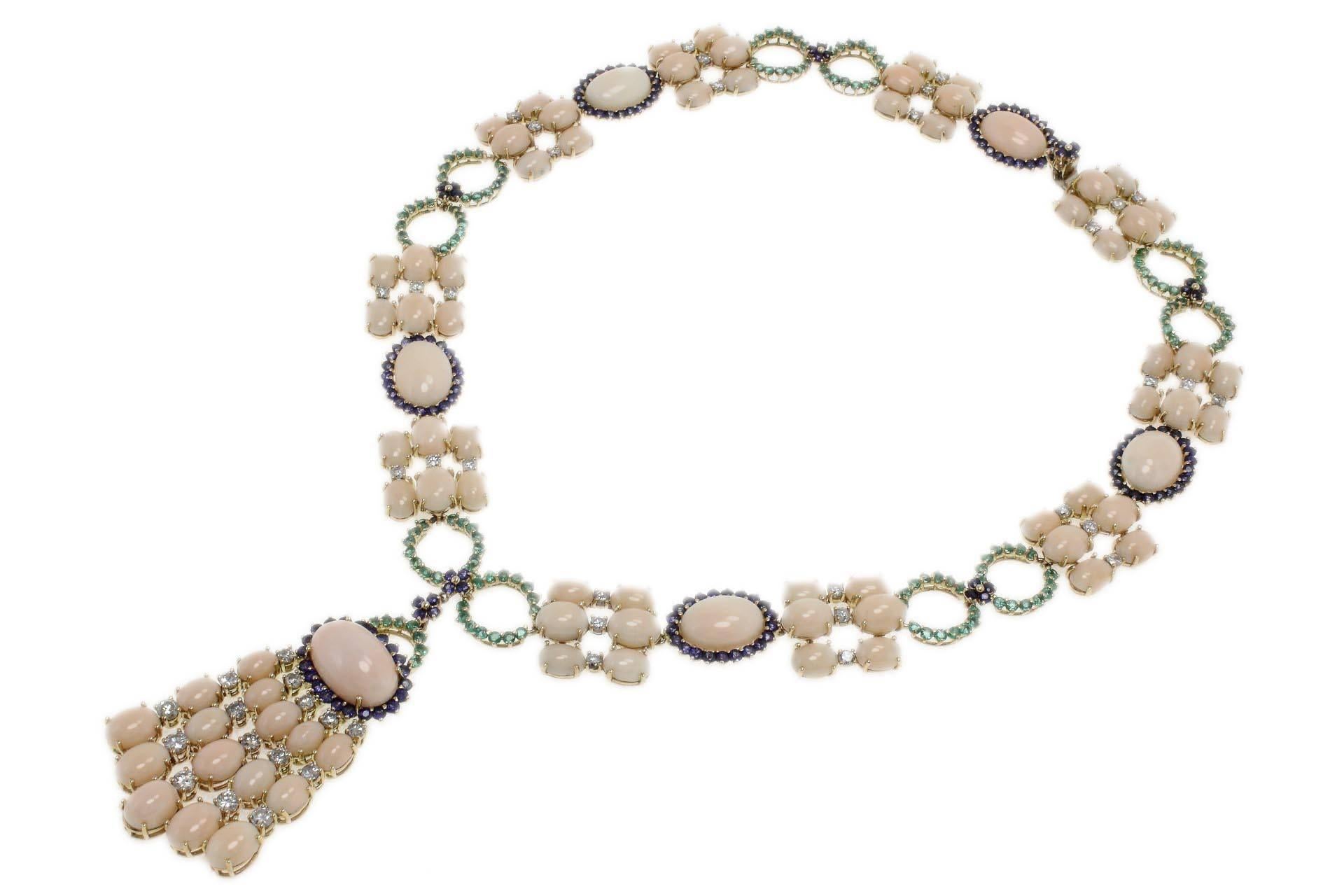 Rétro Collier en or rose 14 carats, saphirs, émeraudes, diamants et corail ovale en vente