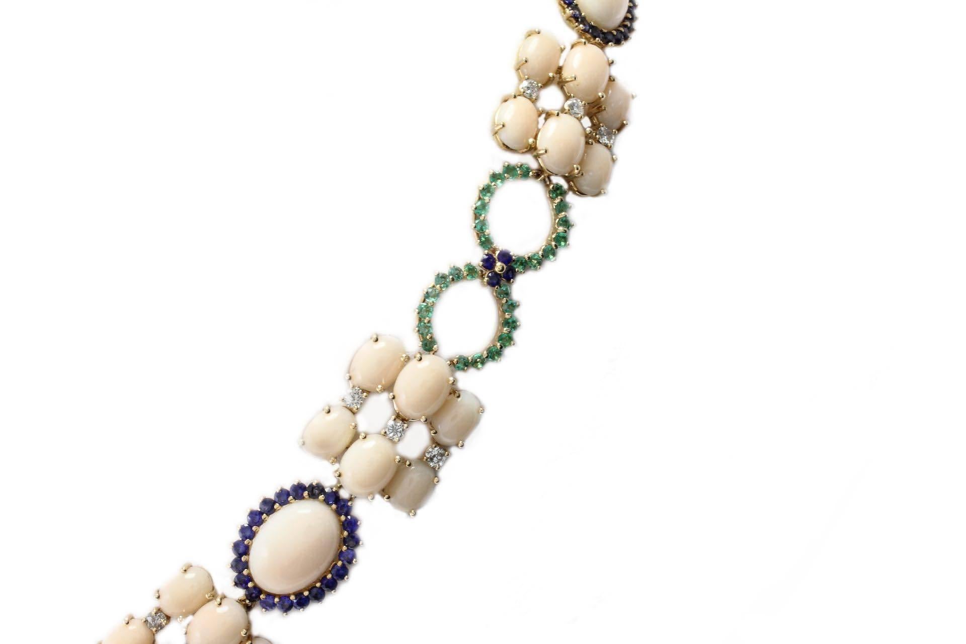 Halskette aus 14 Karat Roségold mit ovalen rosa Korallen, Saphiren, Smaragden, Diamanten im Zustand „Hervorragend“ im Angebot in Marcianise, Marcianise (CE)