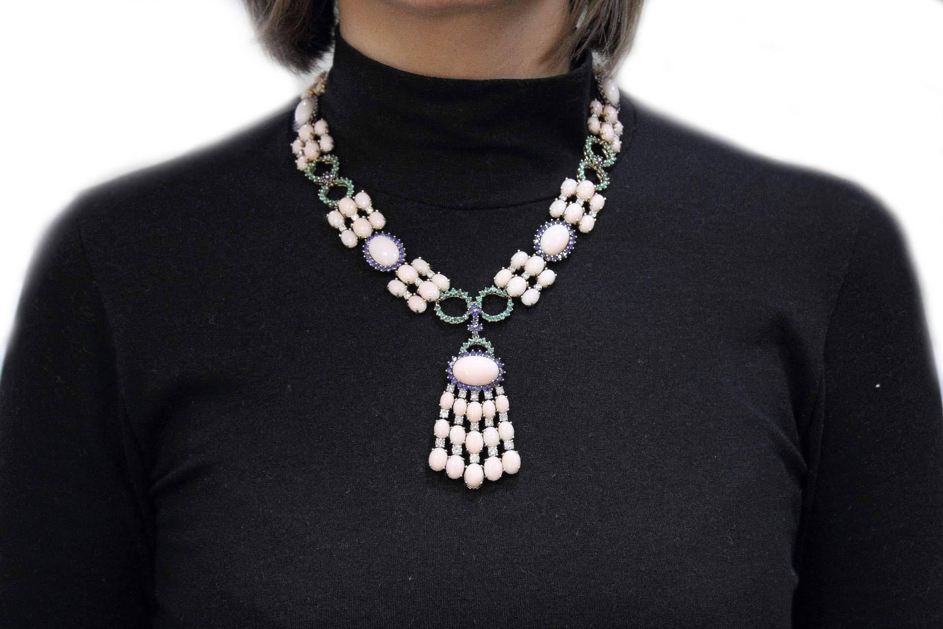 Halskette aus 14 Karat Roségold mit ovalen rosa Korallen, Saphiren, Smaragden, Diamanten Damen im Angebot
