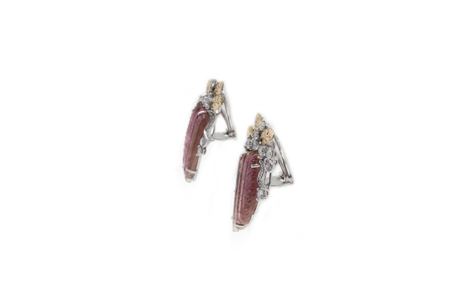 Earrings in 14kt white and yellow gold mounted with tourmalines and diamonds.

Diamonds 0.84 kt
Tourmalines 8.50 kt
Tot.weight 8.00 gr
R.F ufao