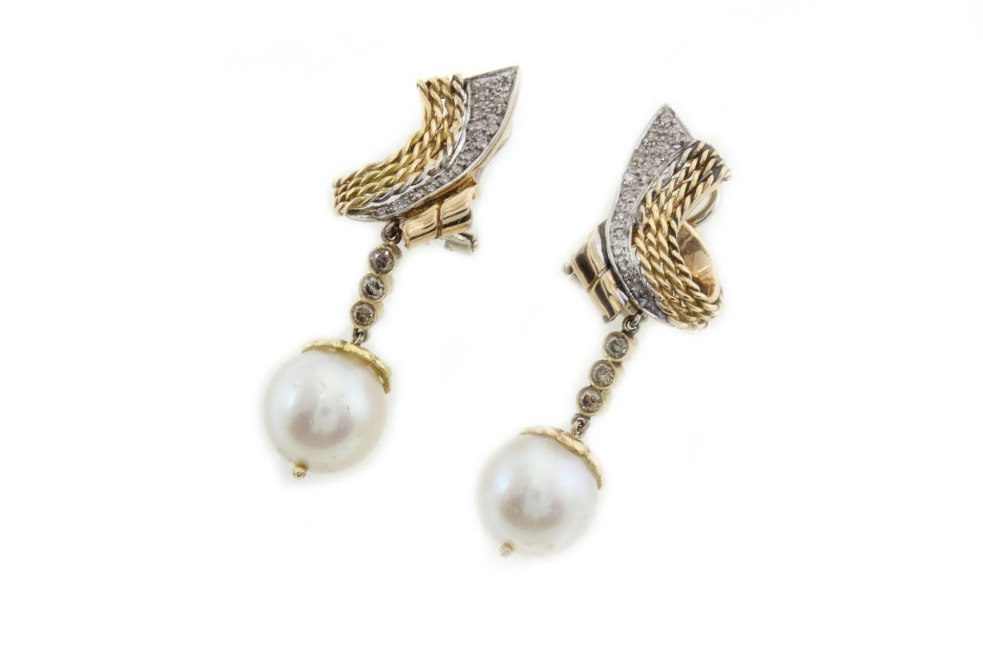 Australian Pearls earrings in 14kt  gold mounted with diamonds.
Diamonds 0.70 kt
Pearls 29.18 kt/ 1.30 cm
Tot.weight 19.90 gr
R.F fcuc