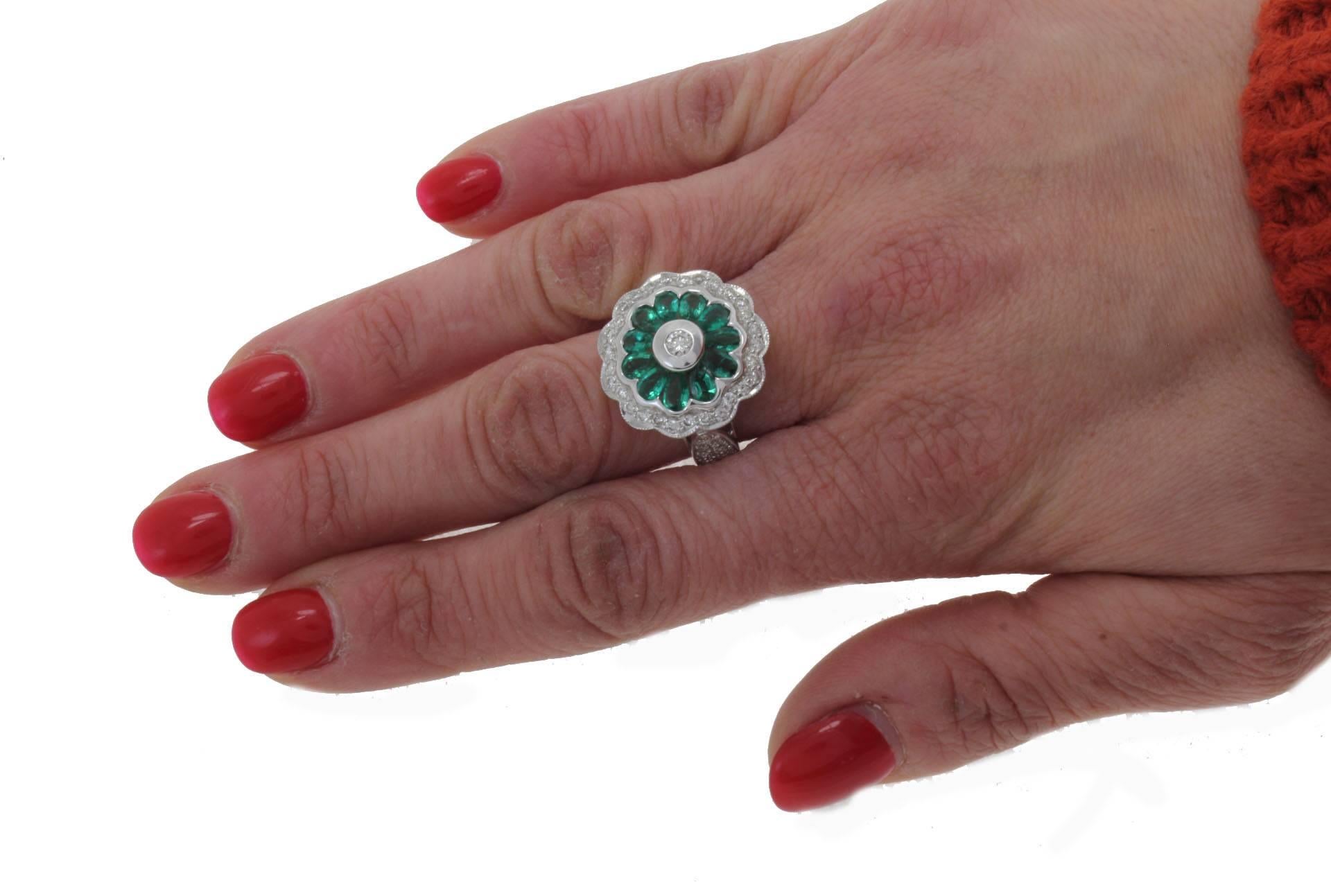 Daisy Emerald Diamond Gold Ring 1