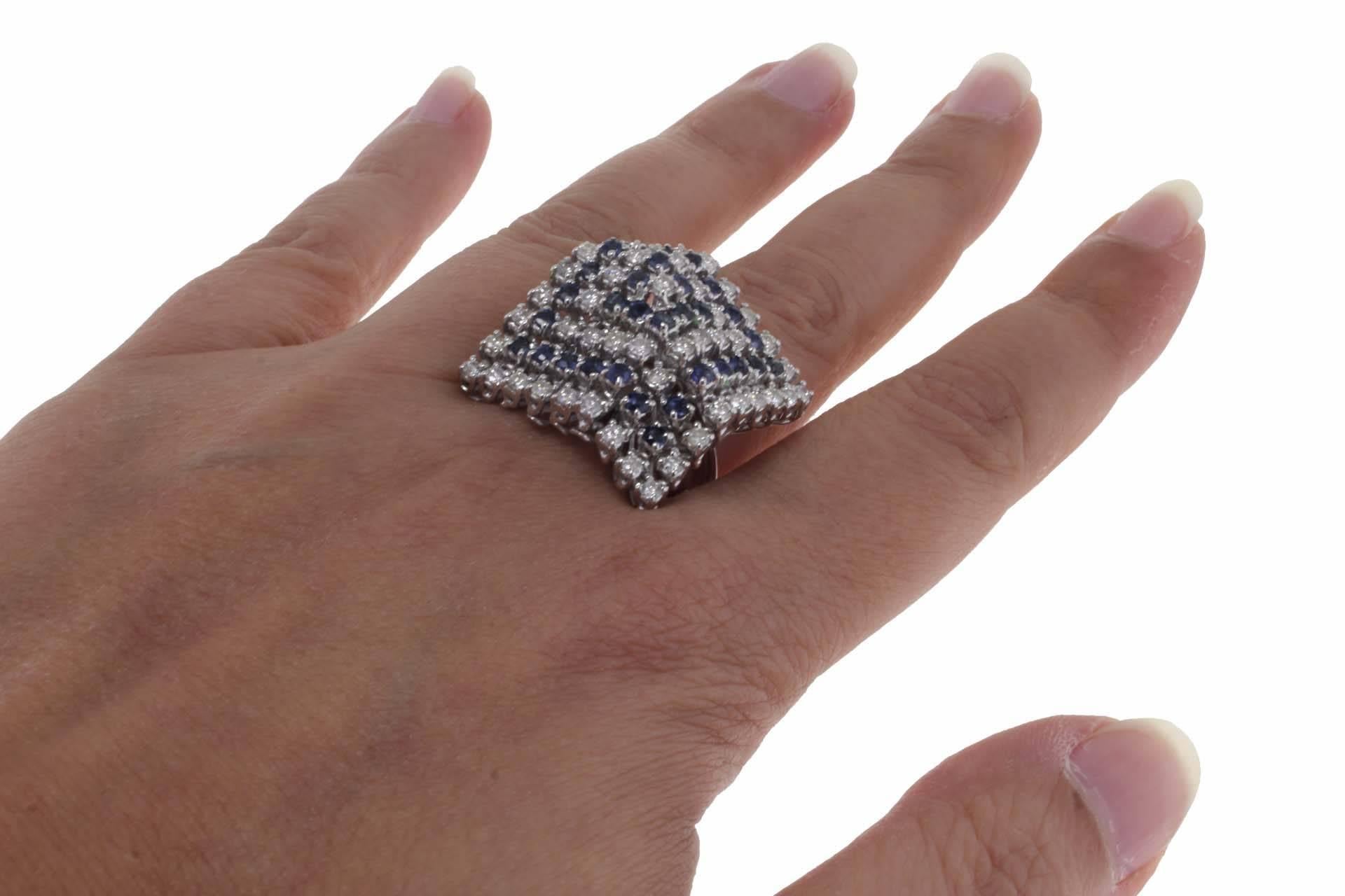  Pyramid of Blue Sapphires and Diamonds White Gold Cluster Fashion Design Ring In Good Condition For Sale In Marcianise, Marcianise (CE)