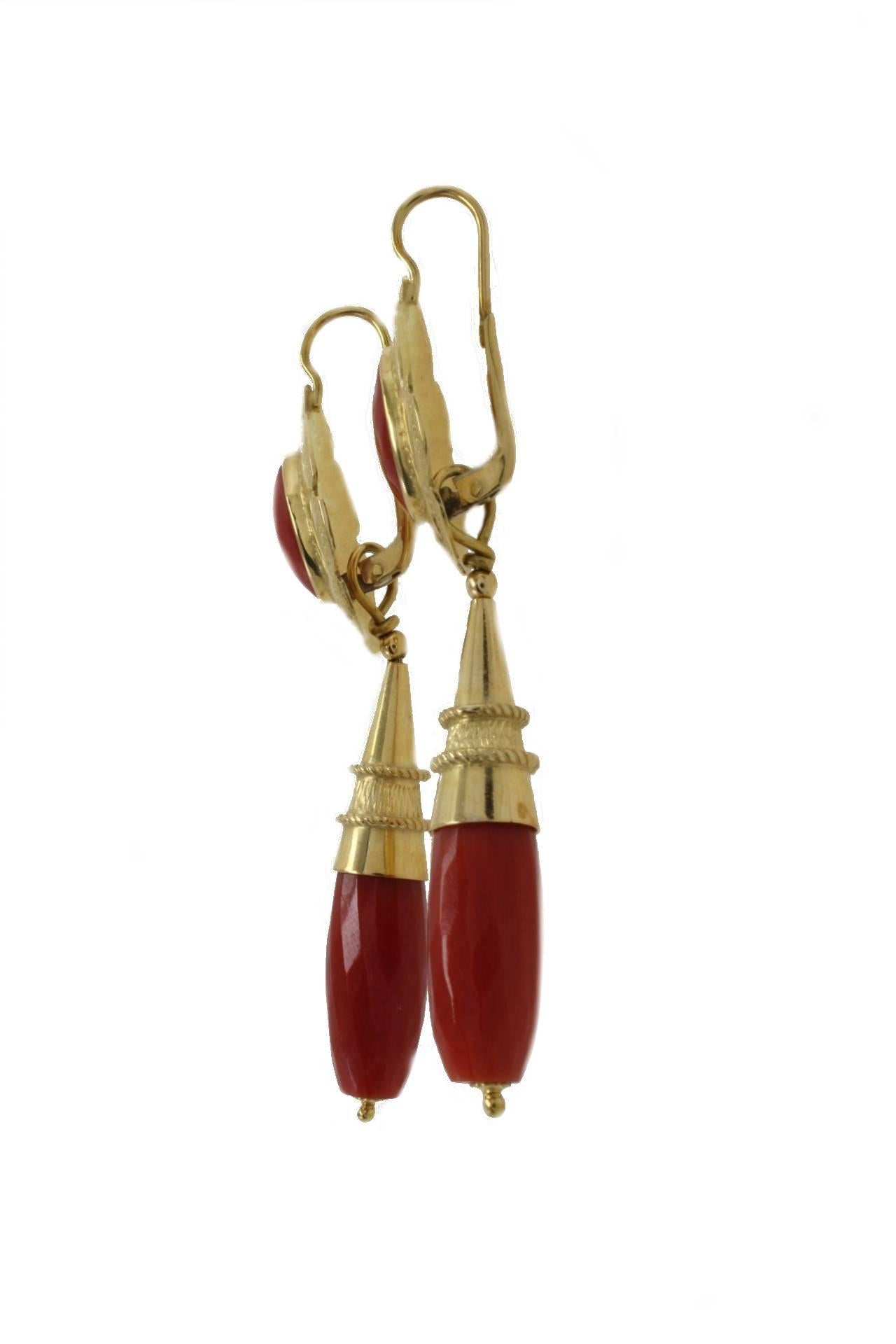 Dangle earrings in 18 kt yellow gold mounted with coral.

Coral 8.20 gr 
Tot.Weight 14.00 gr
R.F ucea
