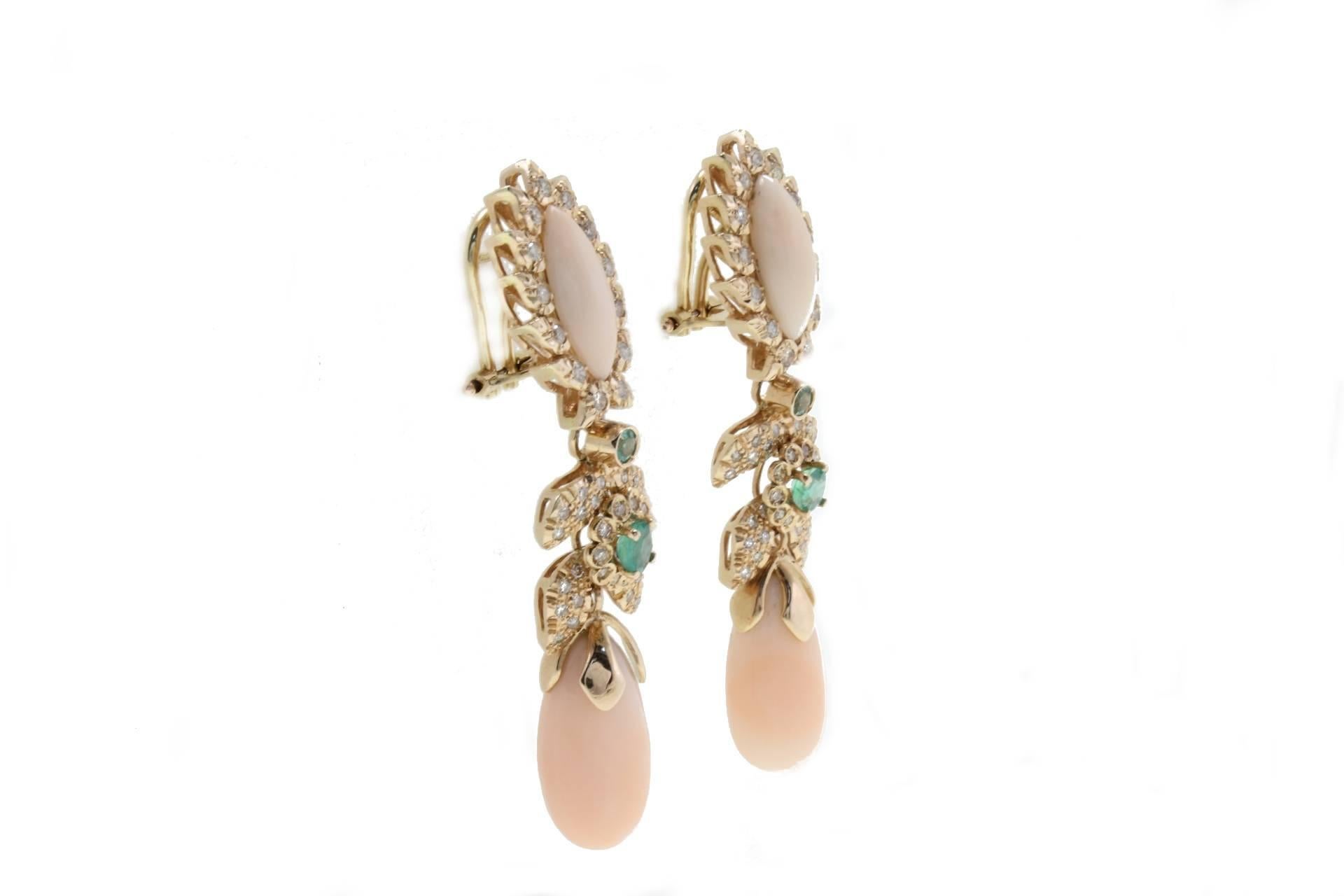 Amazing earrings in 14kt yellow gold mounted with diamonds, emeralds and coral.

Diamonds 1.59 kt
Emeralds 1.05 kt
Coral 5.30 gr
Tot.Weight 19.70 gr
R.F hgca