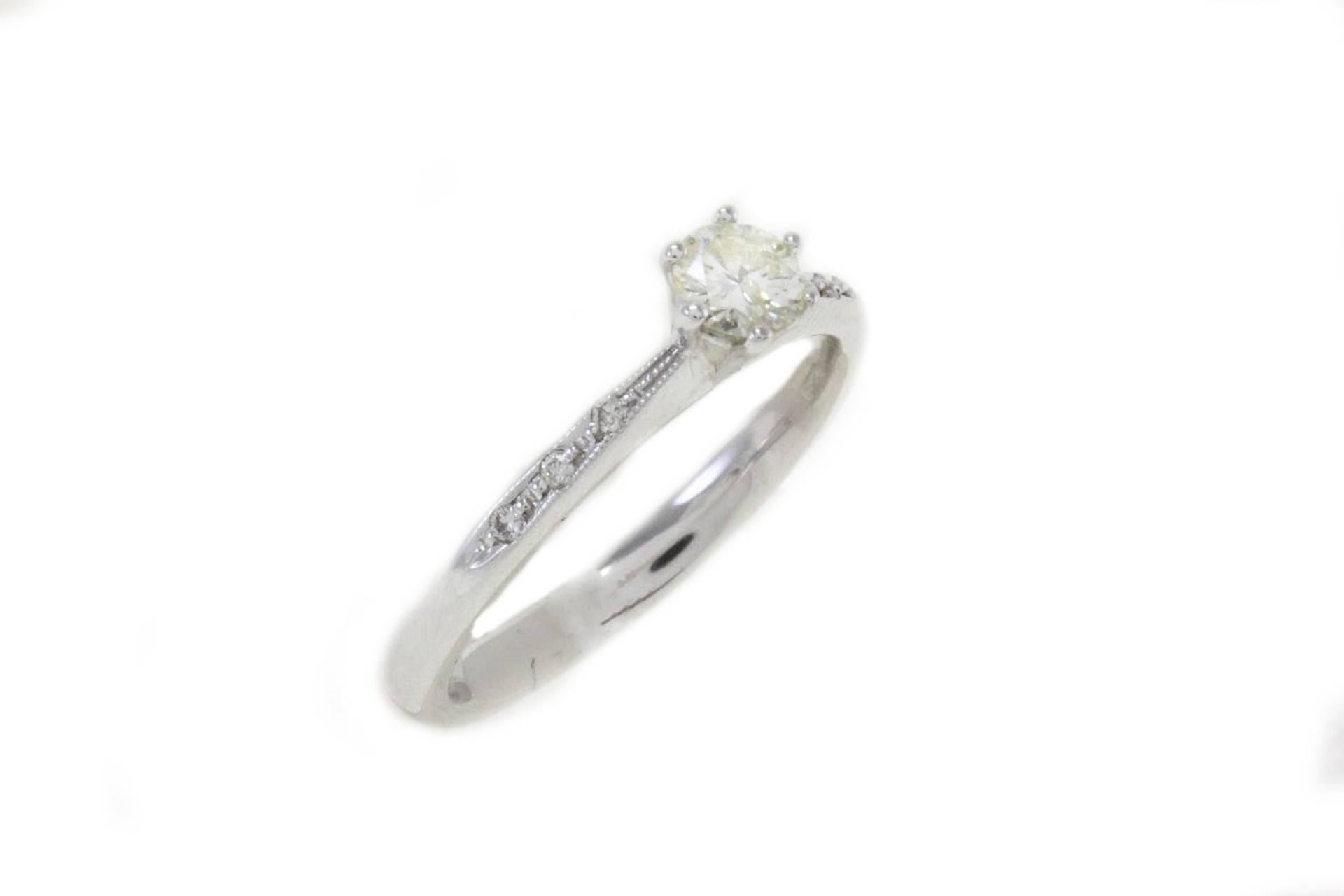 Solitaire ring in 18kt white gold composed of one central diamond and 3 diamonds on the two sides.

Diamonds 0.06 kt
Central Diamond 0.29 kt
Tot.Weight 3.60 gr
R.F ghui