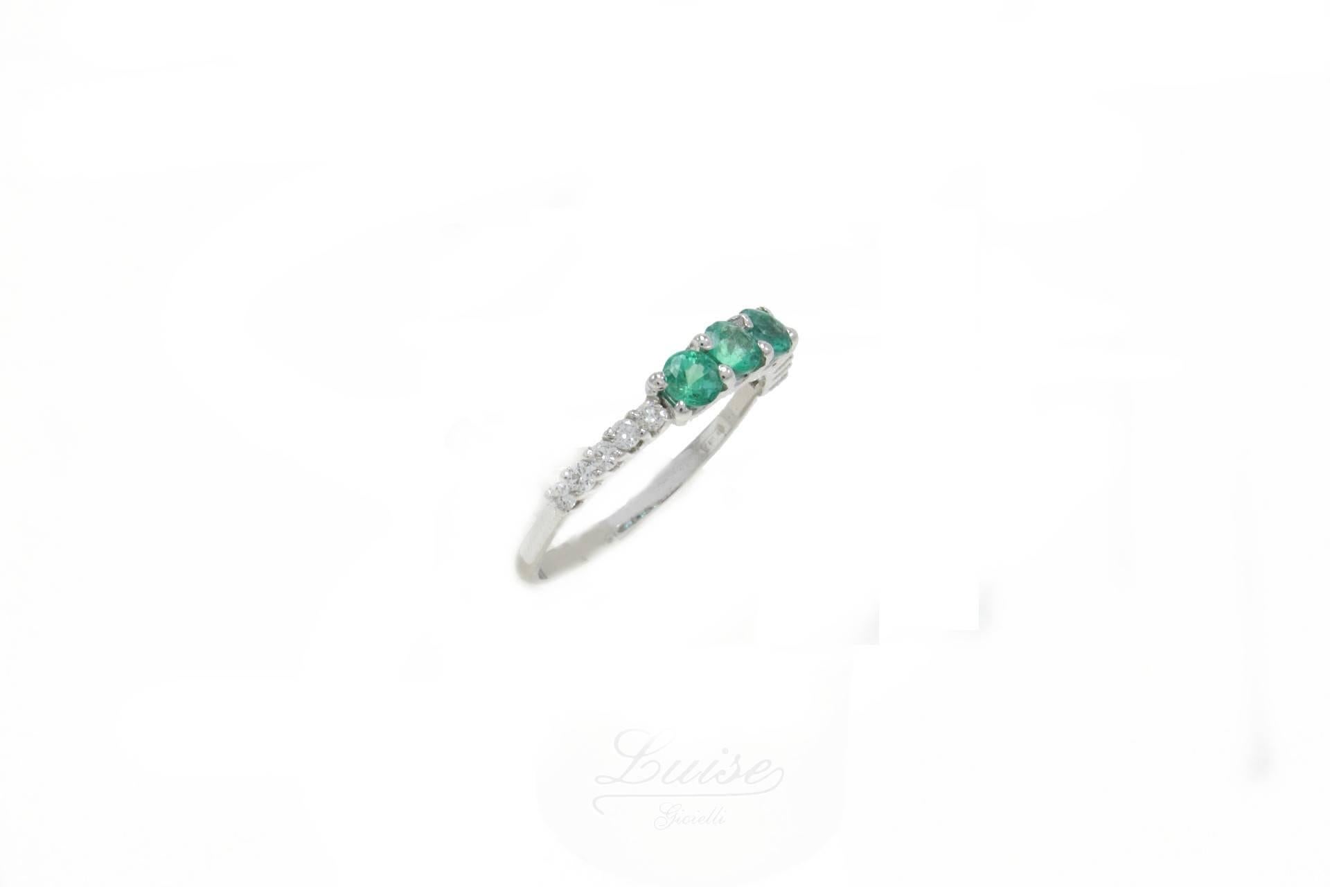Shiny ring in 18kt white gold composed of 3 central emeralds and diamonds on both sides.

Diamonds 0.18 kt
Emeralds 0.48 kt
Tot.Weight 1.90 gr
R.F rig  