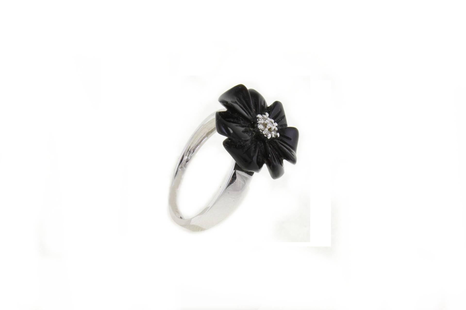 Fashion ring in 18kt white gold composed of a flower shaped onyx and central diamonds.
Diamonds 0.05 kt
Onyx 1.10 gr
Tot.Weight 3.90 gr
R.F rau
For any enquires, please contact the seller through the message center.
