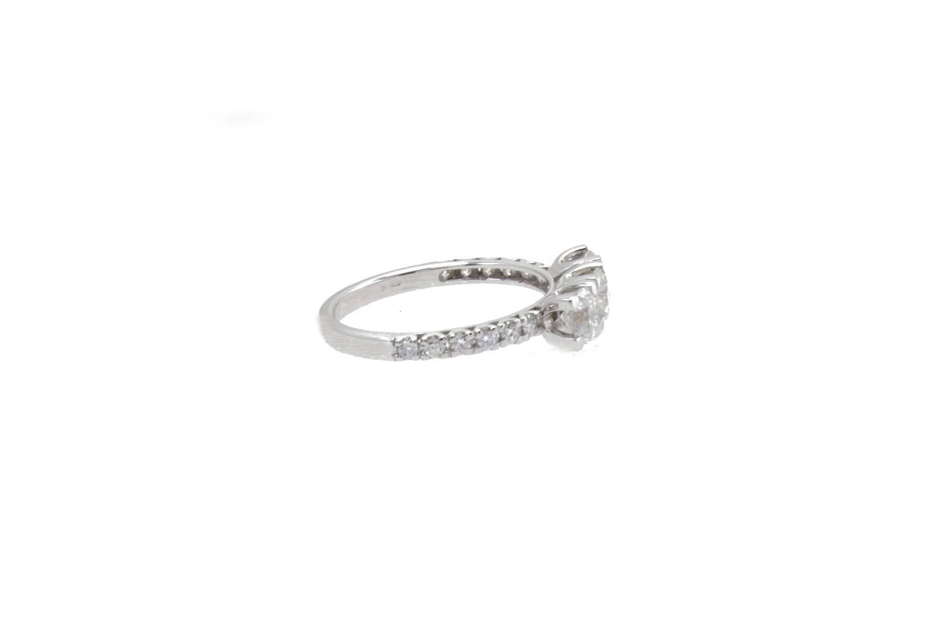 SHIPPING POLICY:
No additional costs will be added to this order.
Shipping costs will be totally covered by the seller (customs duties included).

Shiny ring in 18kt white gold composed of 3 central diamonds and a diamonds row that links