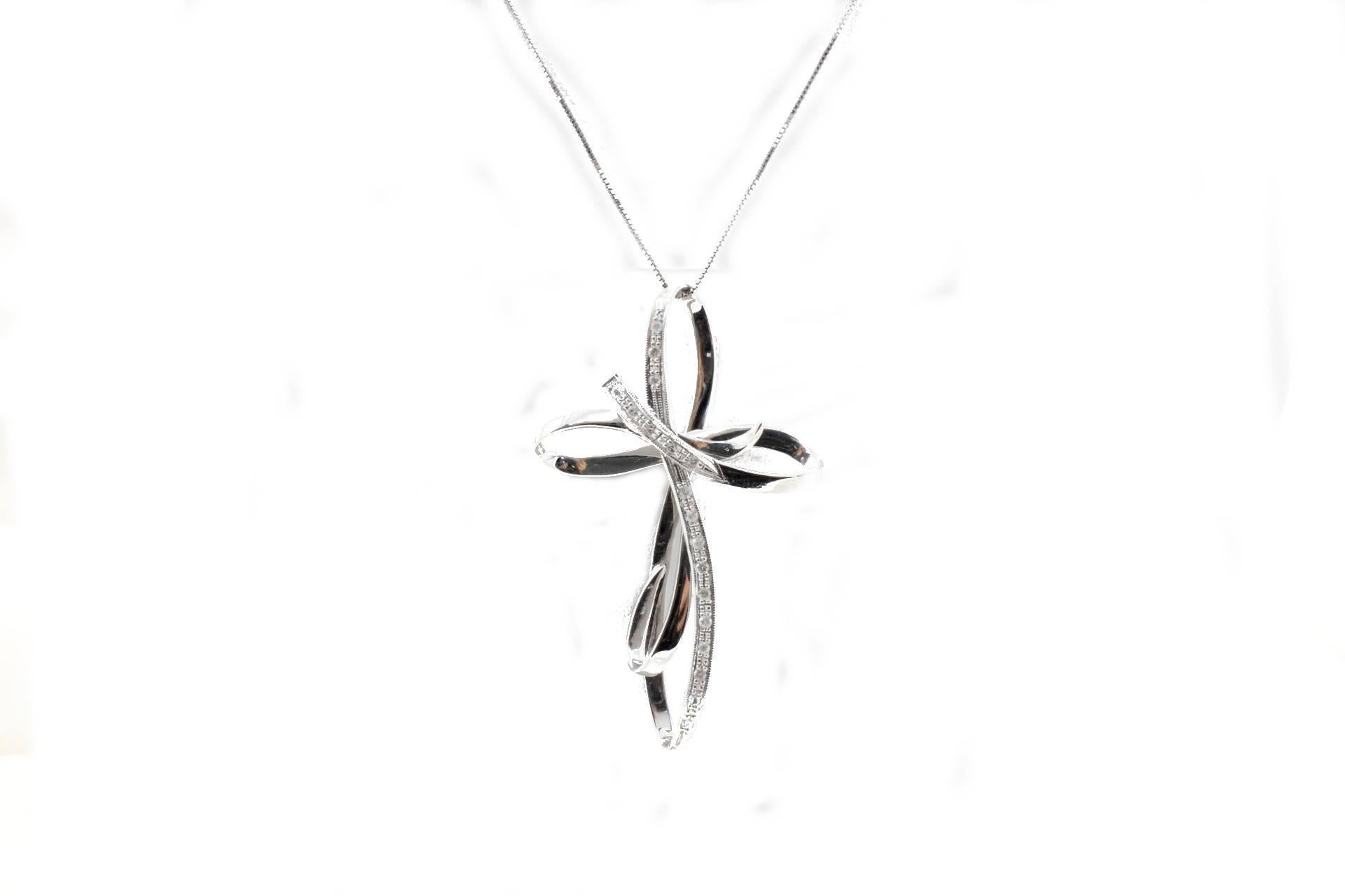 Cross pendant necklace in 18kt white gold mounted with diamonds.

Diamonds 0.23 kt
Tot.Weight 5.90 gr
R.F giea