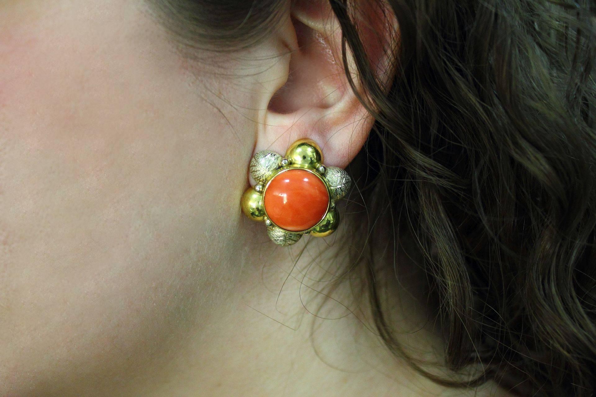 Rote Korallenknöpfe, blumenförmige Ohrringe aus 18K Gelbgold. im Zustand „Gut“ im Angebot in Marcianise, Marcianise (CE)