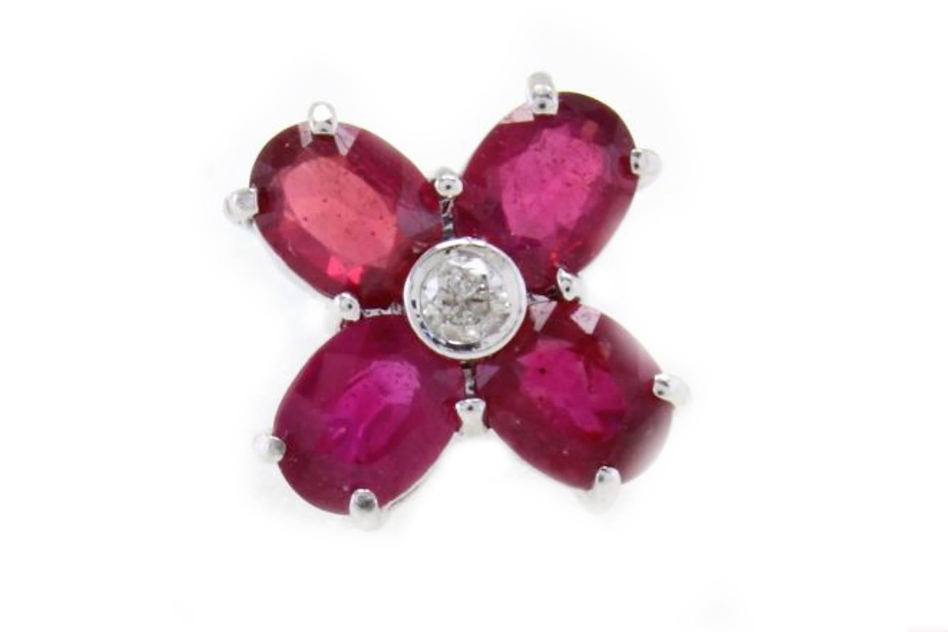 Fresh and stlylish earrings in 14Kt white gold with a flower of rubies that surround one diamond each.

rubies(3.39Kt) 
diamond(0.08Kt) 
Tot weight 3.2gr
R.f.57785