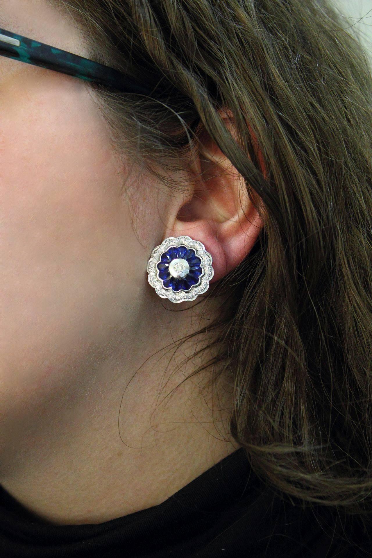 Diamond Blue Sapphire Flower Stud Gold  Earrings In Good Condition In Marcianise, Marcianise (CE)