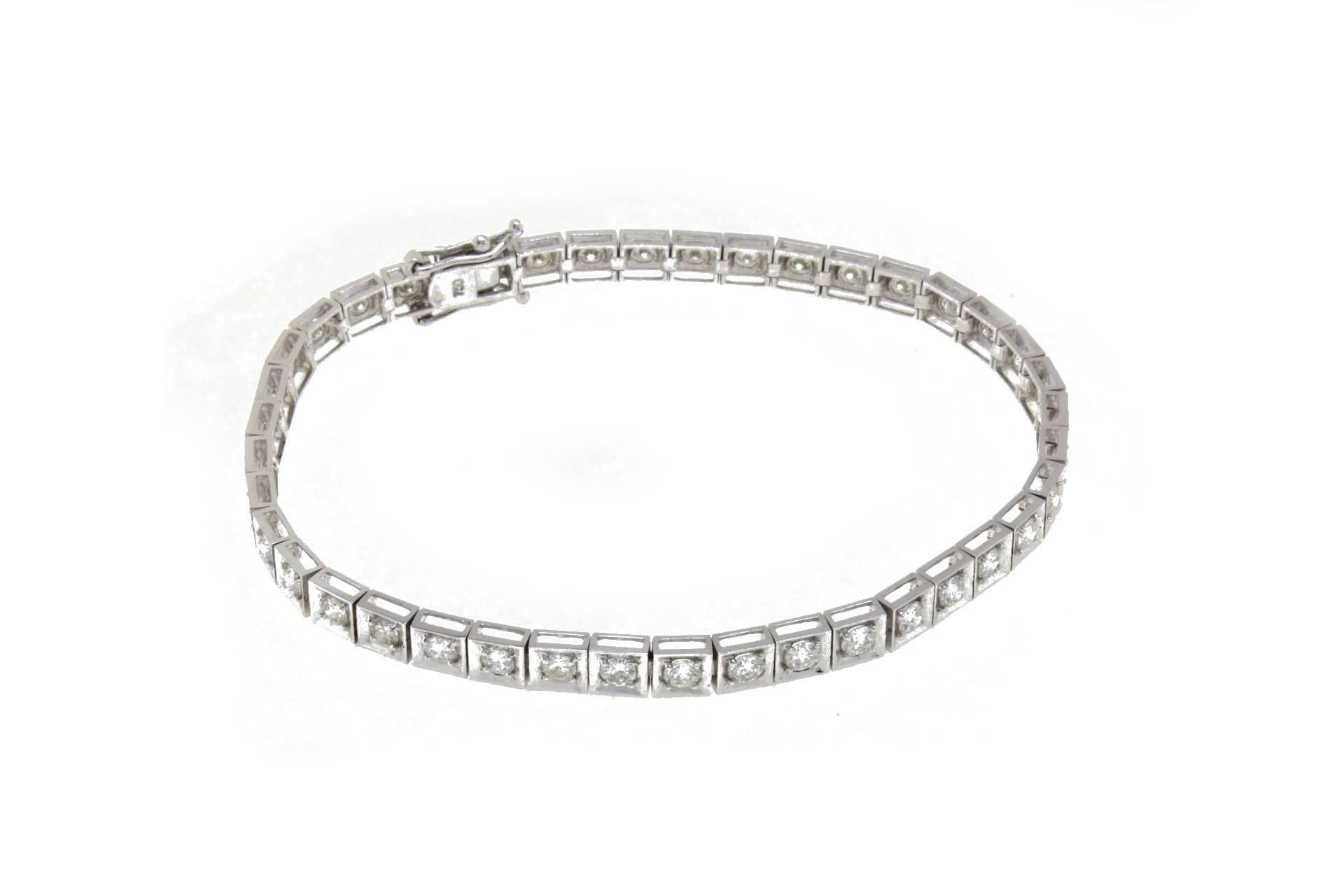 SHIPPING POLICY: 
No additional costs will be added to this order. 
Shipping costs will be totally covered by the seller (customs duties included).

18kt white gold tennis bracelet mounted with diamonds.
Diamonds 3.27 kt
Tot.Weight 12.00 gr
R.F