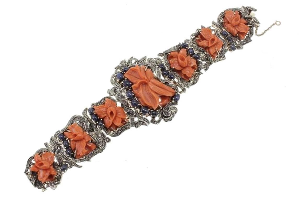 Armband aus Gold und Silber mit Diamanten, blauen Saphiren und großen Korallen (Gemischter Schliff) im Angebot