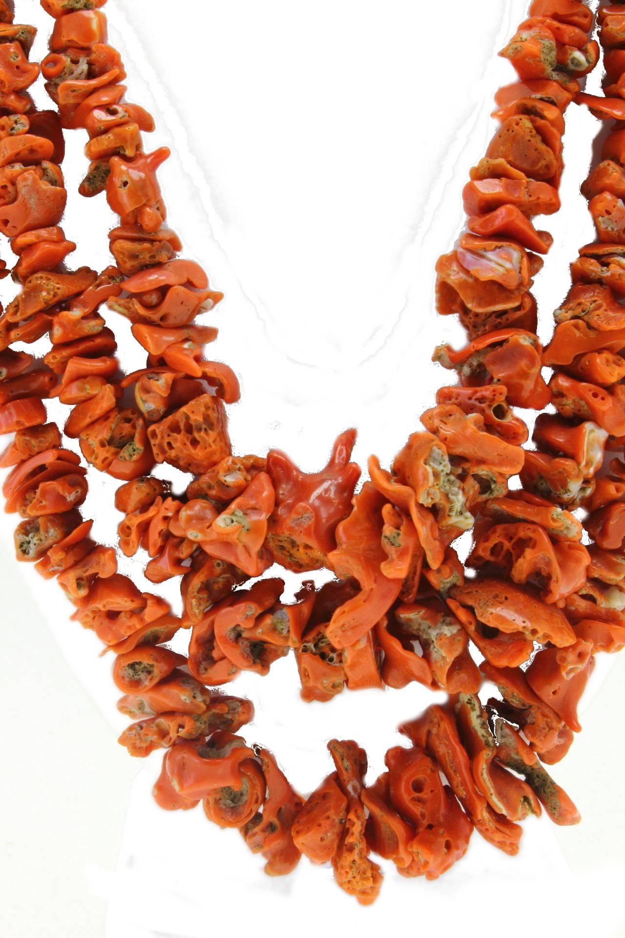 Multi-strands necklace composed of 3 coral rows and silver clasp.
Coral 222.30 gr
Tot.Weight 219.70 gr
R.F hee