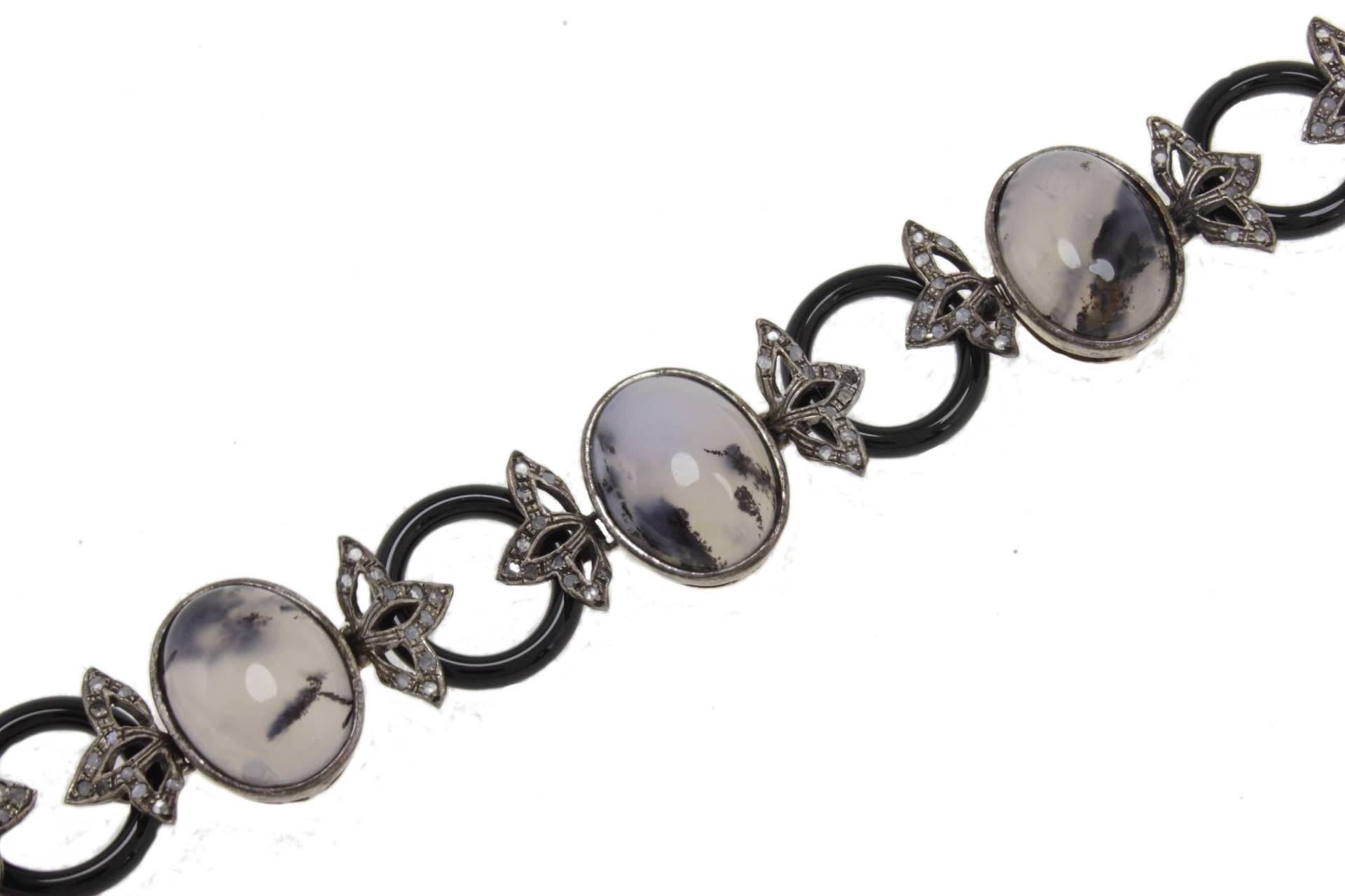 SHIPPING POLICY: 
No additional costs will be added to this order. 
Shipping costs will be totally covered by the seller (customs duties included).

Link bracelet in 9kt gold and silver mounted with diamonds, moss agate, onyx.
Diamonds 0.63 kt
Onyx,