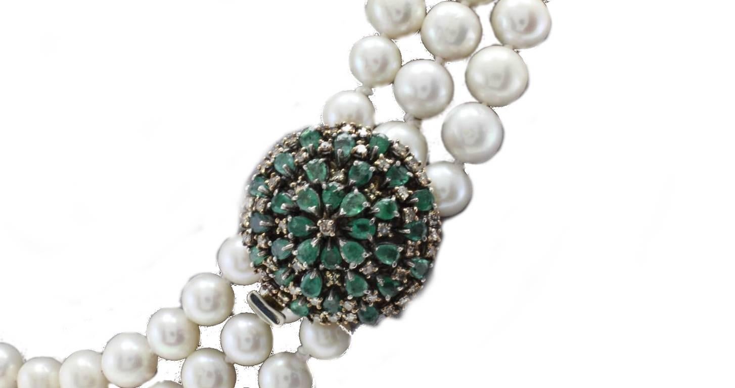 Multi-Strand necklace composed of 3 pearl rows and 14kt gold and silver clasp mounted with diamonds and emeralds.
Diamonds 1.14 kt 
Emeralds 5.76 kt
Pearls 152.80 Kt
Tot.Weight 169.90 gr
R.F uoai