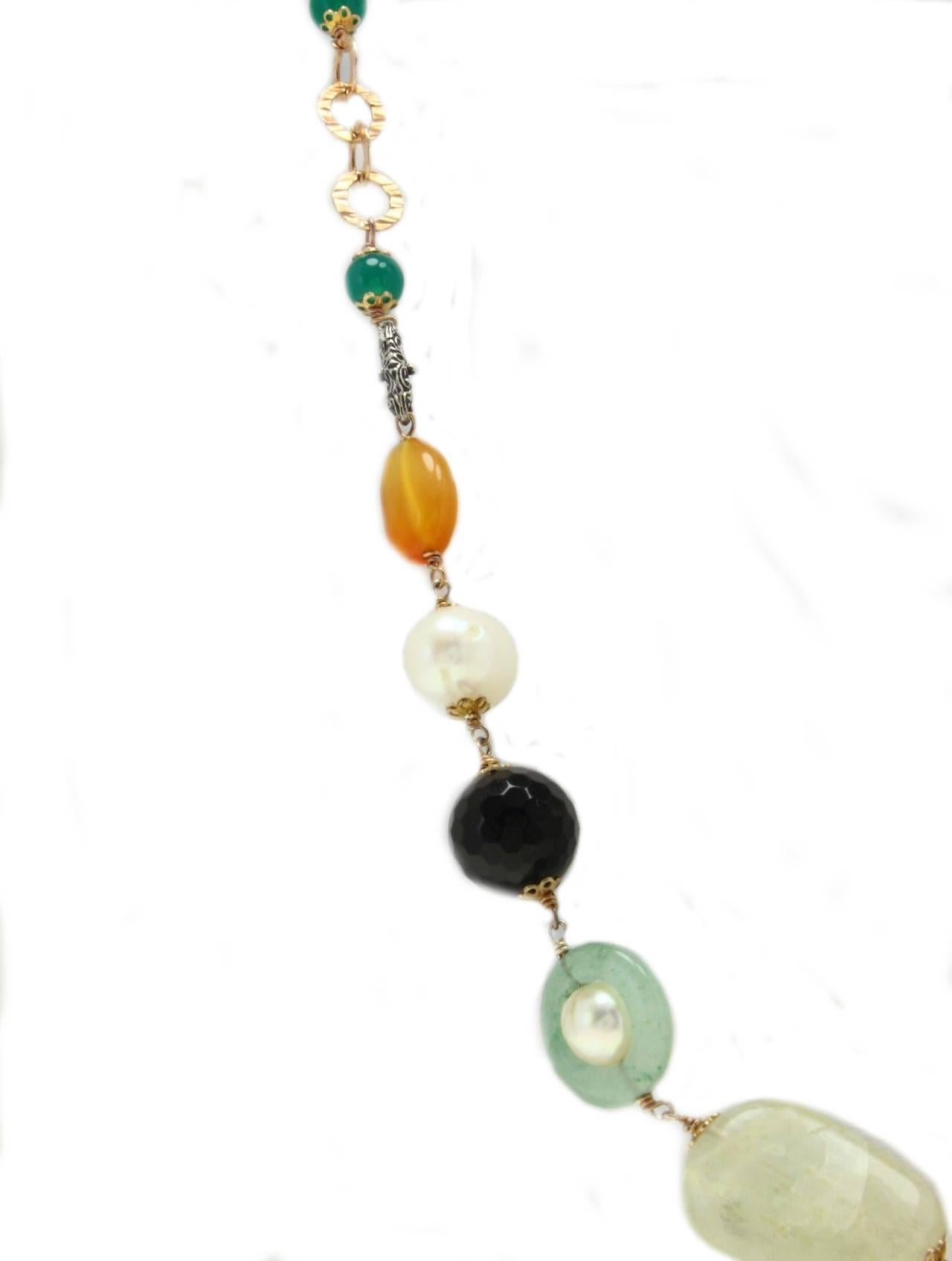 Link necklace in 9k gold and silver composed of onyx, pearls, green agate, carnelian and other hard stones.
Hard Stones, Pearls 93.50 gr
Tot.Weight 126.40 gr
R.F iuh
