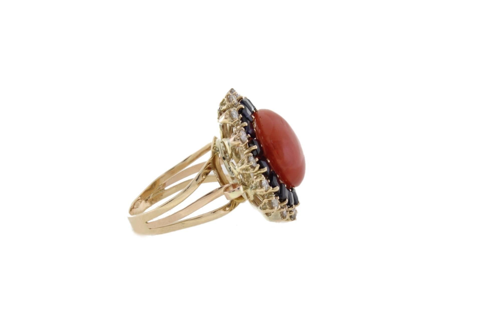 Cluster Ring in 14k yellow and rose gold composed of one diamonds crown, one blue sapphires crown and coral button in the center.
Diamonds 0.71 kt
Blue Sapphires 2.99 kt
Coral 1.70 gr
Tot.Weight 10.10 gr
R.F uehi