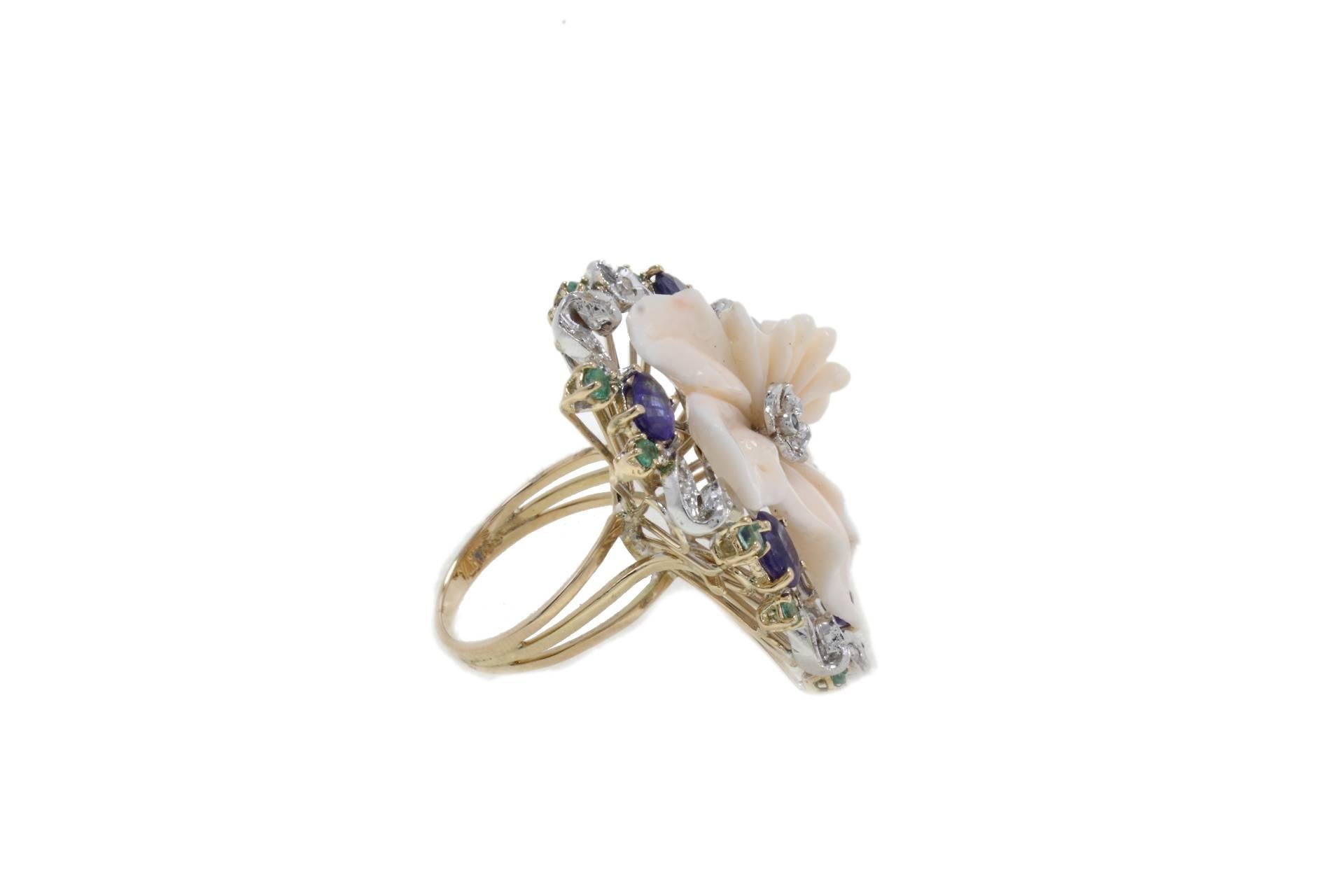 Fashion ring in 14k gold composed of flower shaped coral and mounted with diamonds, emeralds and blue sapphires.
Diamonds 0.30 kt
Emeralds, Blue Sapphires 4.13 kt
Coral 3.20 gr
Tot.Weight 15.00 gr
R.F ueff