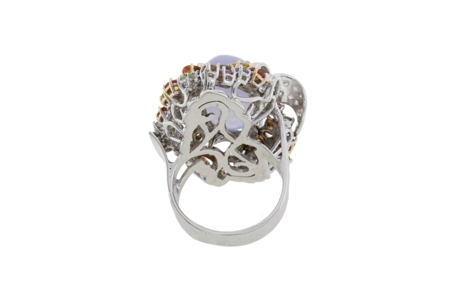 Rétro Bague en or blanc et rose 14 carats avec diamants, saphirs multicolores et calcédoine. en vente