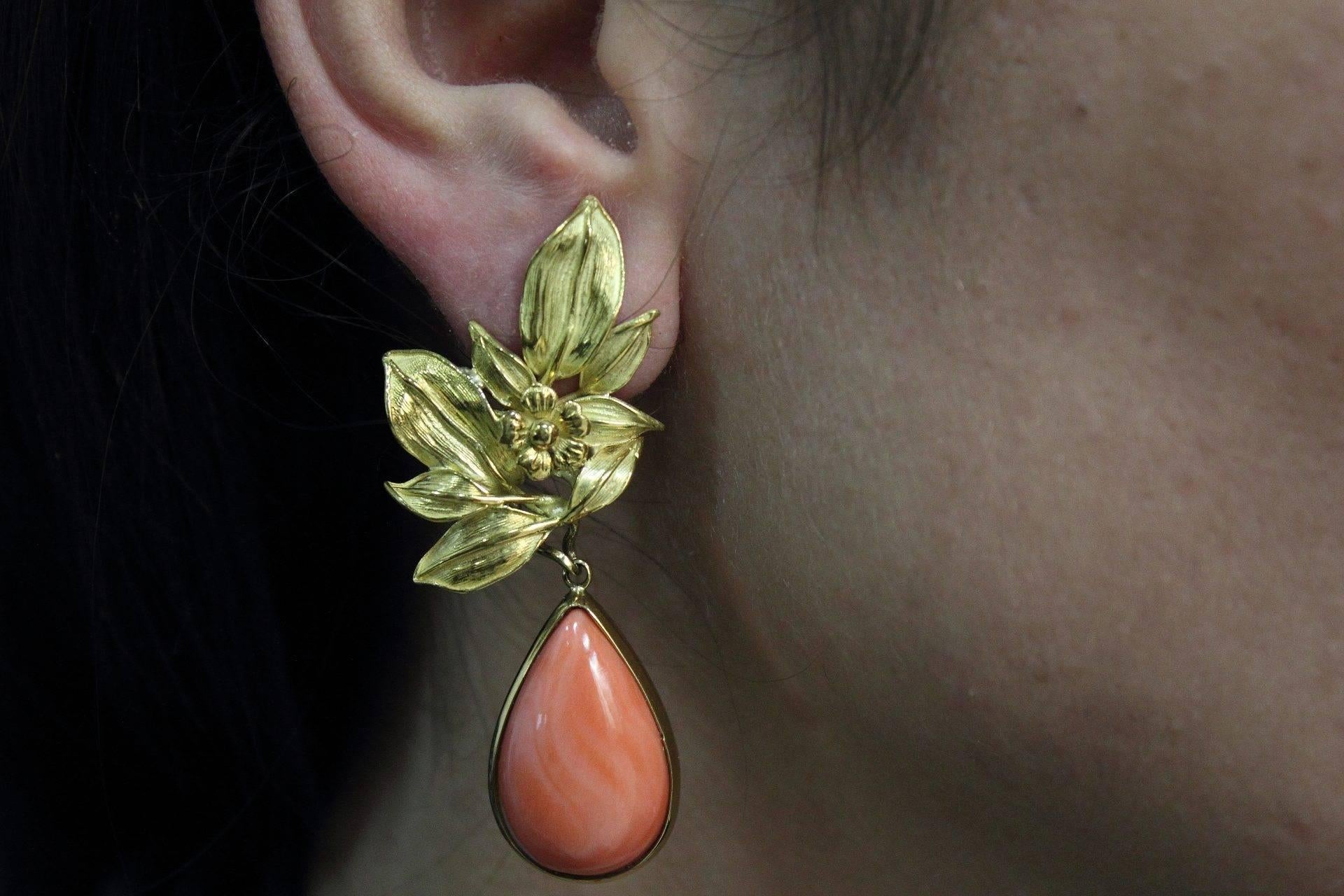 Orange Coral Drops, 18K Yellow Gold Leaves Shape, Drop Movable Earrings In Good Condition For Sale In Marcianise, Marcianise (CE)