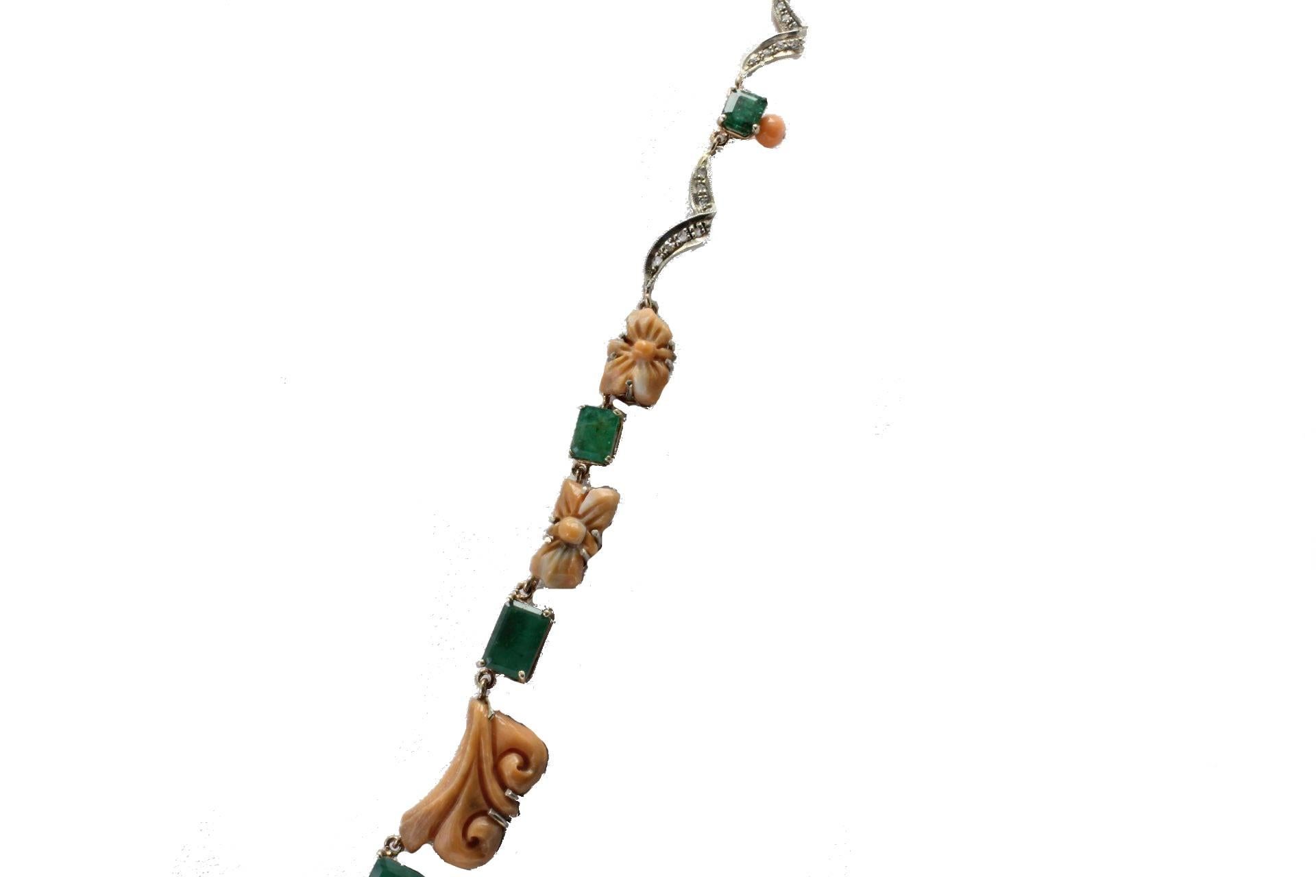 Diamanten, Smaragde, eingravierte orangefarbene Korallen, Retrò-Halskette mit Glied aus Roségold/Silber (Retro) im Angebot