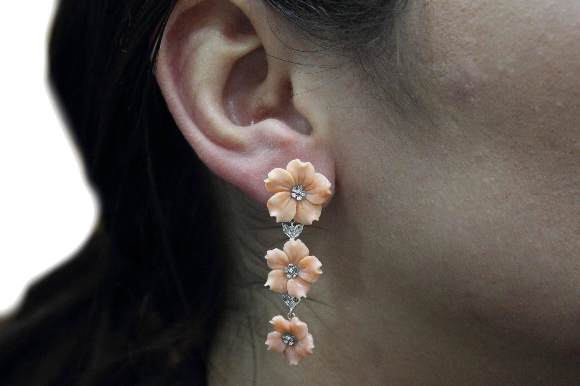 Luise Diamonds Coral Flower Dangle Earrings In Good Condition In Marcianise, Marcianise (CE)