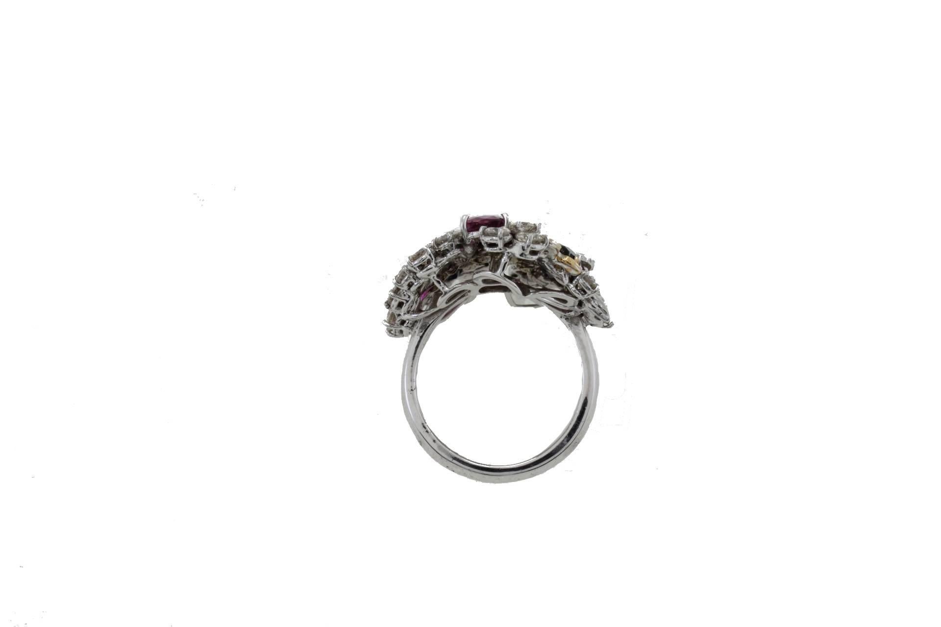 ct 2, 40 Diamonds and ct 3, 62 Emeralds Rubies Pearl Gold Cocktail Ring In Good Condition For Sale In Marcianise, Marcianise (CE)