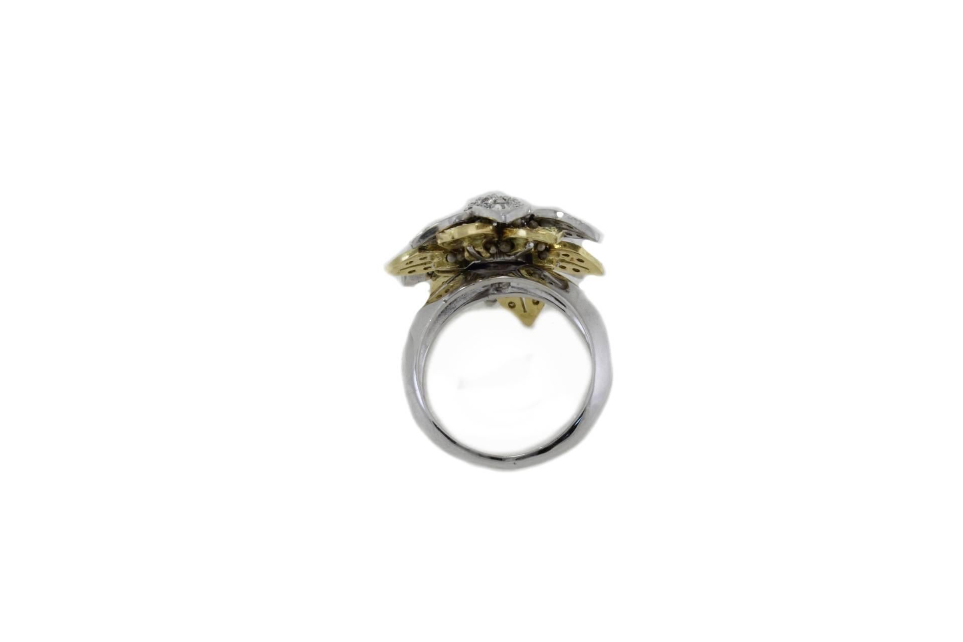  Cluster aus 18 kt Gold mit weißen, blauen und gelben Diamanten  Ring im Zustand „Gut“ im Angebot in Marcianise, Marcianise (CE)