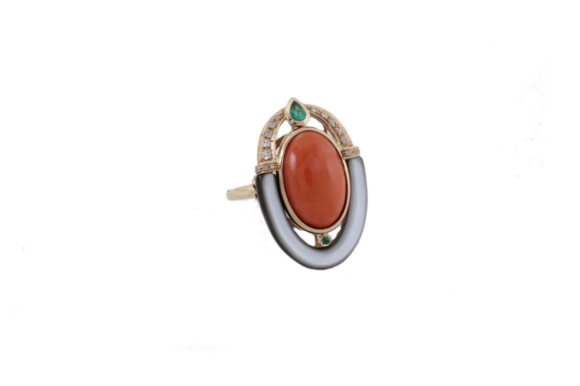 Fashion ring in 14k rose gold mounted with diamonds, emerald, mother-of-pearl, and coral in the center.
Diamonds 0.15 kt
Emerald 0.18 kt
Mother-of-Pearl 1.20 gr
Coral 1.30 gr
Tot.Weight 11.00 gr
R.F faui