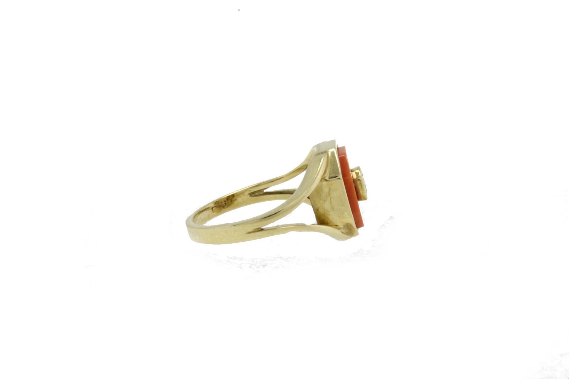 Signet ring in 18k yellow gold mounted with coral and one diamond in the center.
Diamond 0.06 kt
Coral 0.50 gr
Tot.Weight 5.80 gr
R.F ggeu
Size: IT 13,50 USA 6,5 FRENCH 53,5