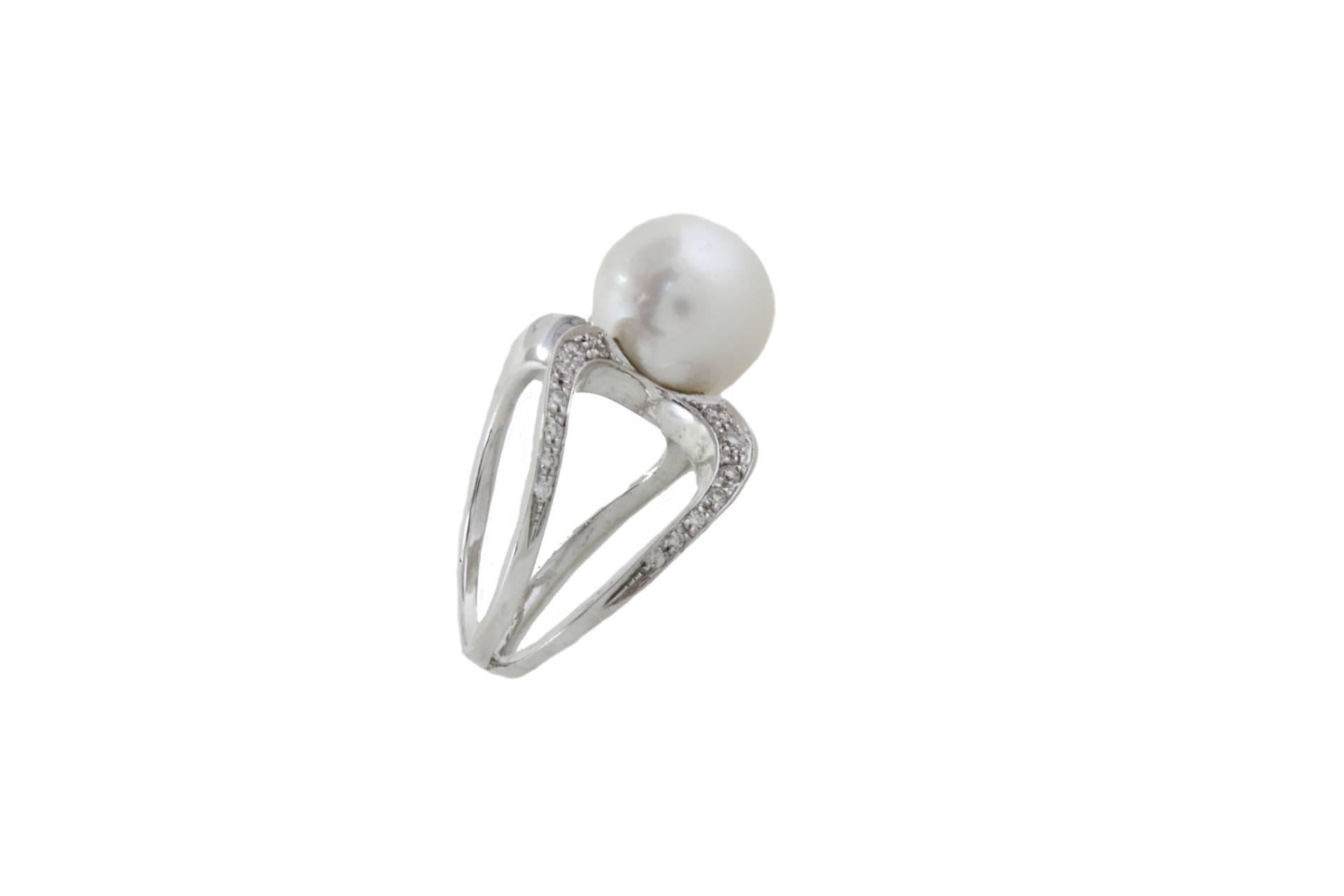 Eleganter Ring aus 14 Karat Weißgold mit einer Südseeperle in der Mitte und weißen Diamanten rundherum.
Diamanten 0,41 kt
Perle 2,20 gr - 11,5 mm
Gesamtgewicht 7.70 gr.
RF   +UCRR
RK.AUEA80

Bei Fragen kontaktieren Sie bitte den Verkäufer über das