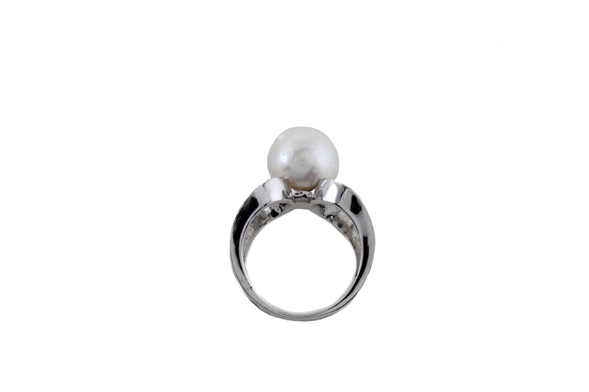 White Diamonds South Australian Pearl Cluster Ring  In Good Condition For Sale In Marcianise, Marcianise (CE)