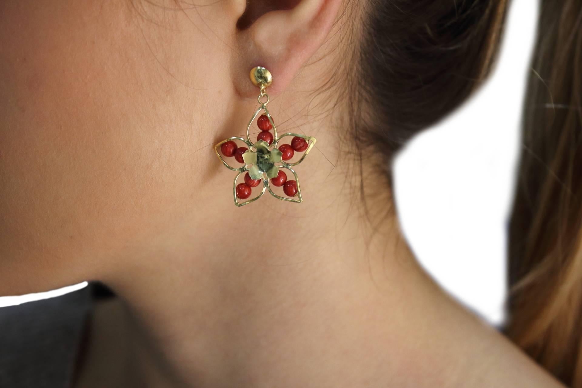 Women's Red Ebony Spheres, Flower Shape 18K Yellow Gold Dangle Earrings For Sale