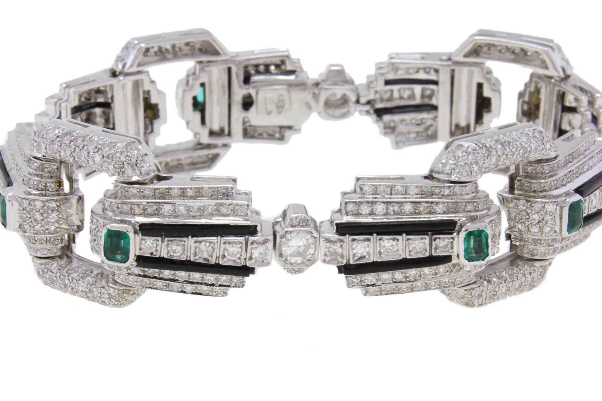 Charming and splendid link bracelet in 14Kt white gold adorned and linked with diamonds, shining emeralds, and onyx.
diamonds(7.49Kt)
emeralds(1.34Kt)
onyx(0.60gr) 
Tot weight 53.9 gr
R.f. 8223056