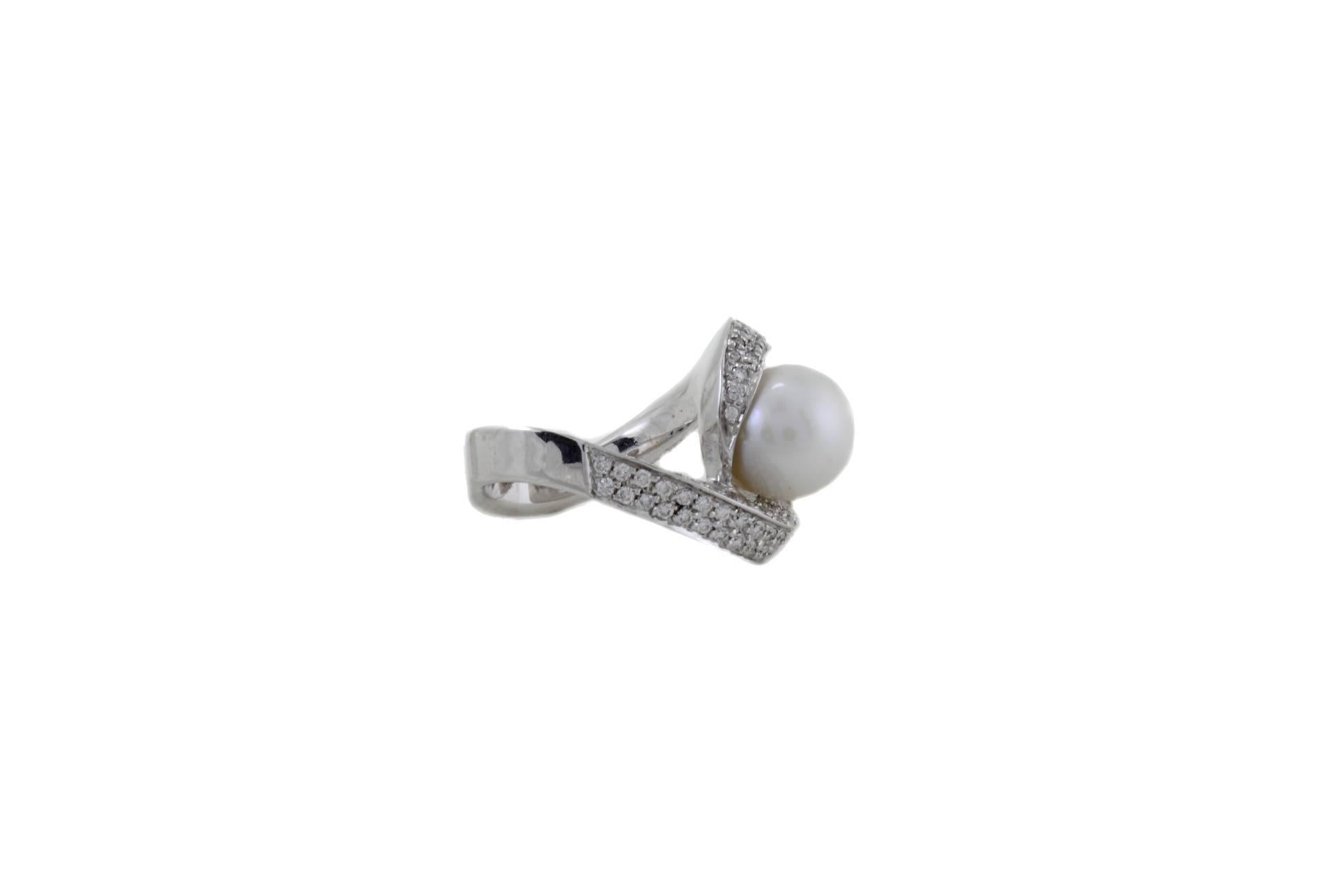 Este anillo es un giro de diamantes que rodean una perla brillante de 10 mm de diámetro, todo  en oro blanco de 18 quilates.
diamantes(1.34Kt)
peso total 12,9 gr.
RF   G    HERA
RK.AIEF
Italiano Talla 13.5
Francés Talla 53.5
Usa Talla 6.67

Para
