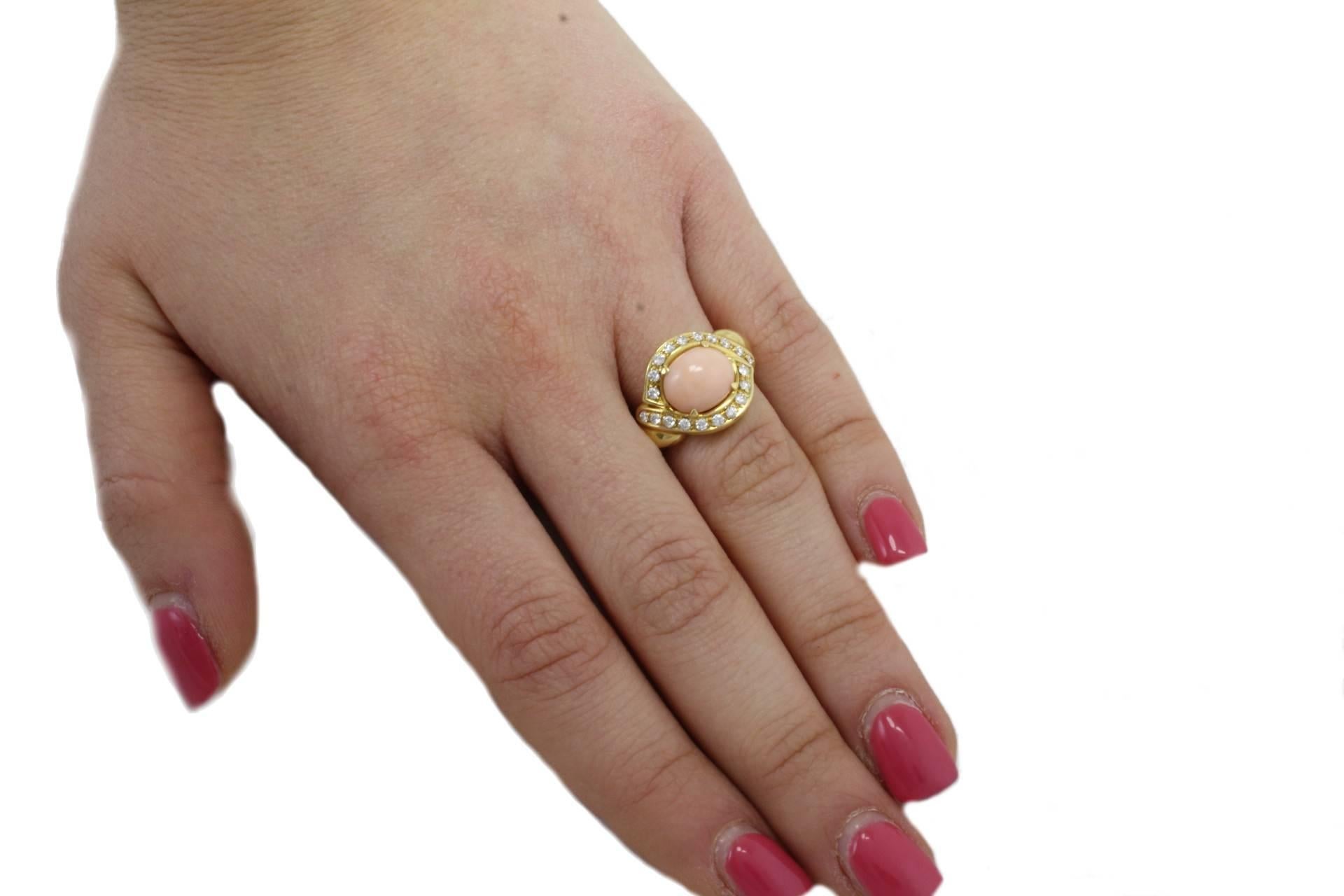 Taille mixte  Or jaune avec corail rose et diamants en vente