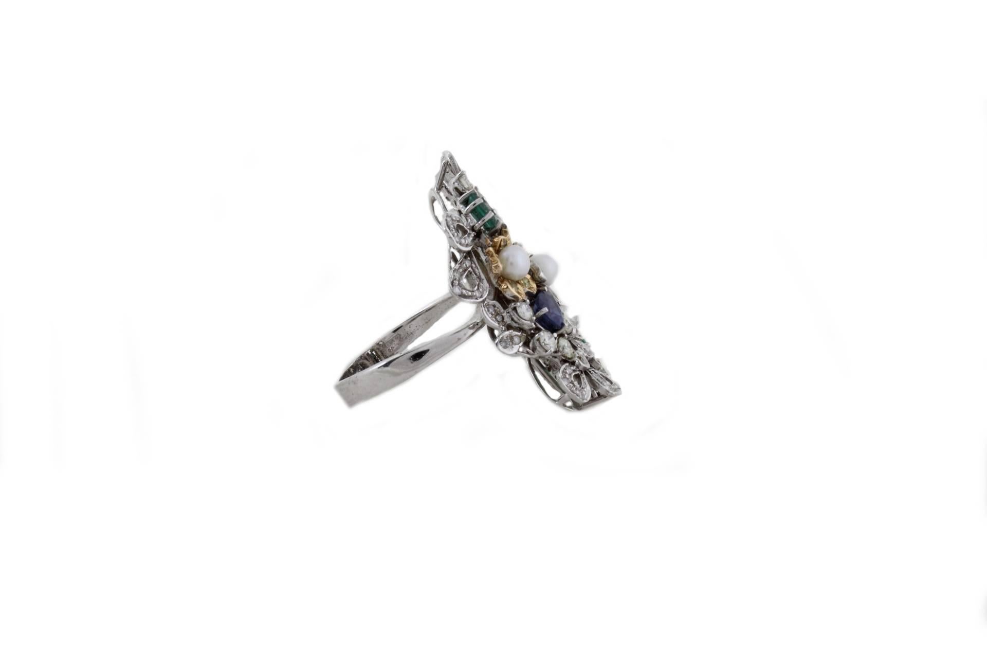 Verschönern Sie Ihren Look mit diesem bezaubernden Ring aus 14Kt Weißgold und Roségold, bestehend aus Diamanten, blauen Saphiren und Smaragden, die 3 kleine Perlen mit einem Durchmesser von 2/3mm umgeben. 
Diamanten (1,40Kt) 
ita Größe 14/