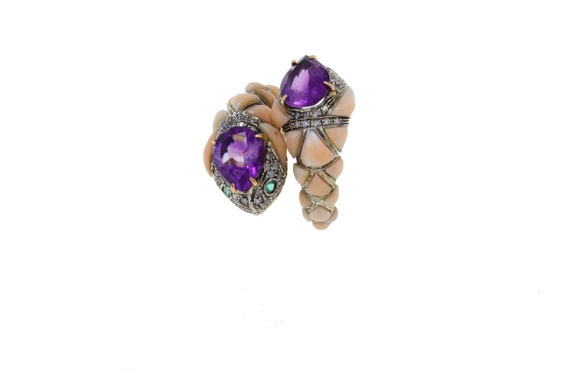 Ring aus Gold und Silber mit Amethyst, Korallen, Diamant, Smaragd und Schlange (Retro)