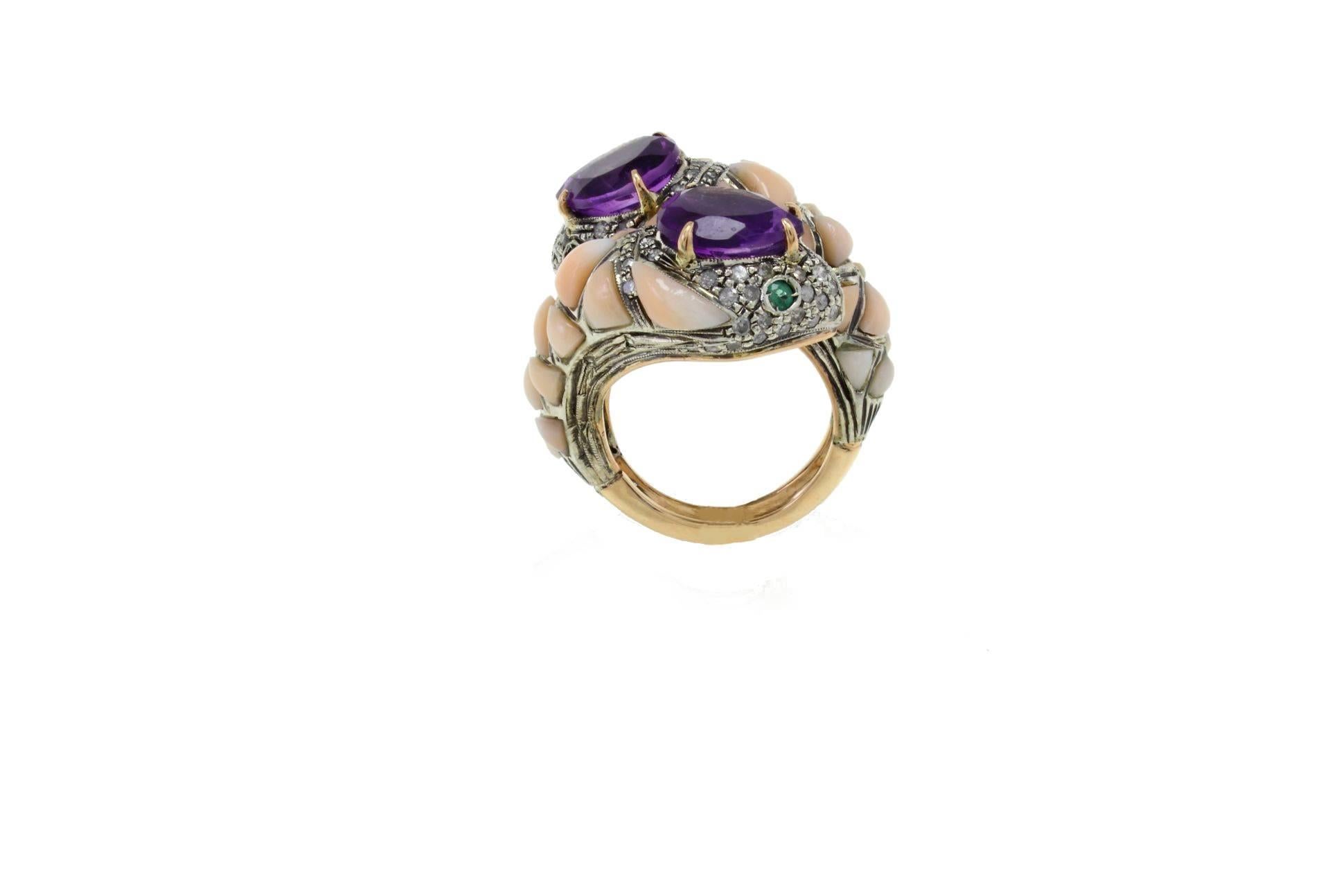 Ring aus Gold und Silber mit Amethyst, Korallen, Diamant, Smaragd und Schlange (Gemischter Schliff)