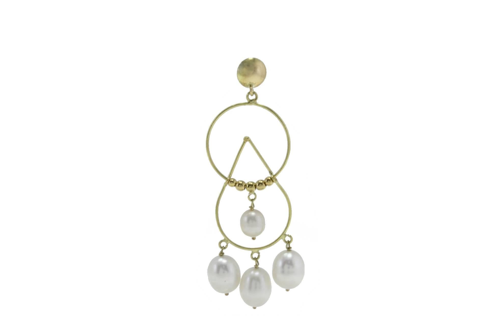 Klassische und elegante Ohrringe mit Anhänger aus 18 Karat Gelbgold und reizenden weißen Perlen als Verzierung.
Gesamtgewicht 10.20 g
R.F +grrf
Länge 61 mm 
Durchmesser 21 mm

 Für Anfragen kontaktieren Sie bitte den Verkäufer über das