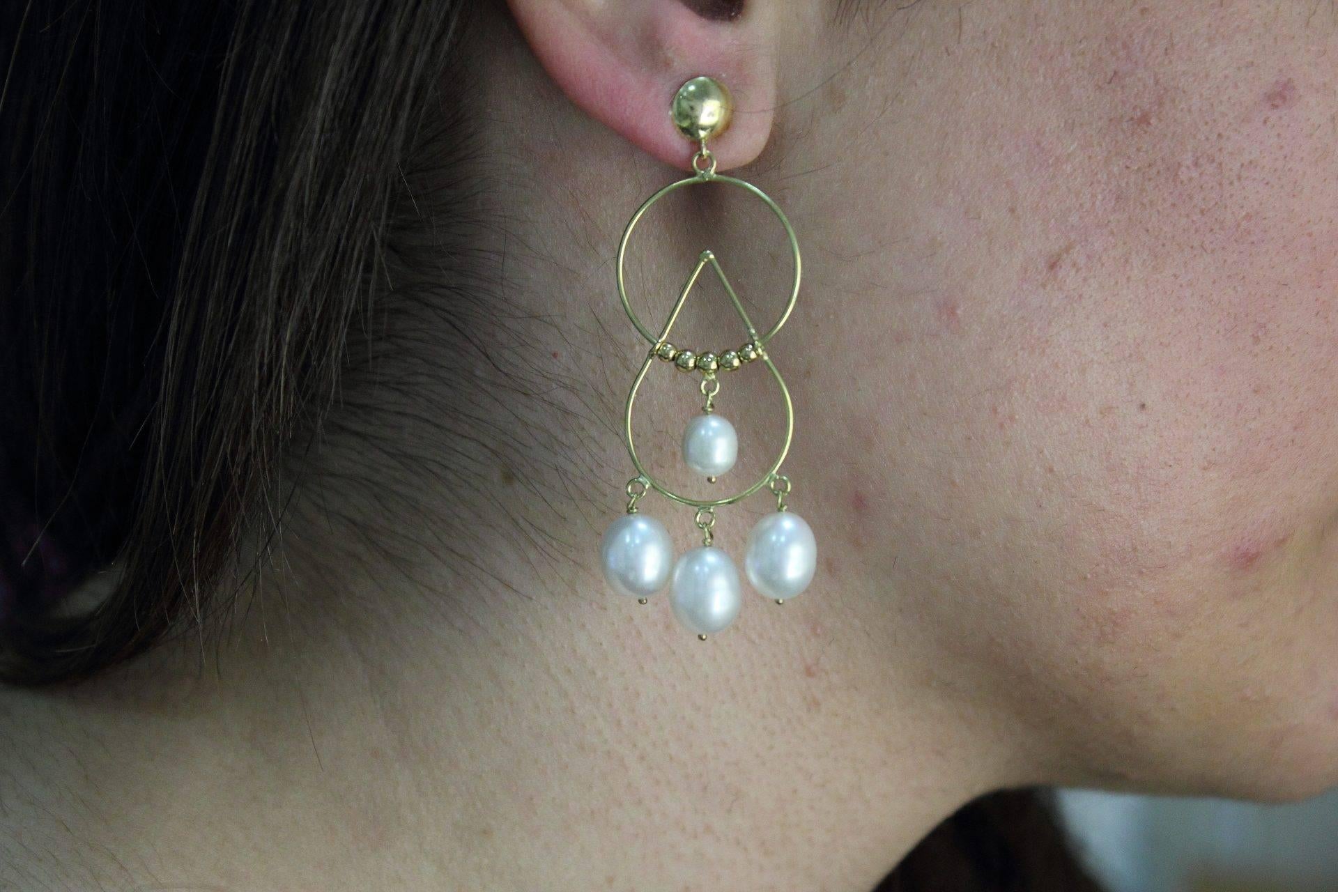 Boucles d'oreilles pendantes avec gouttes en or jaune 18Kt et perles blanches Pour femmes en vente