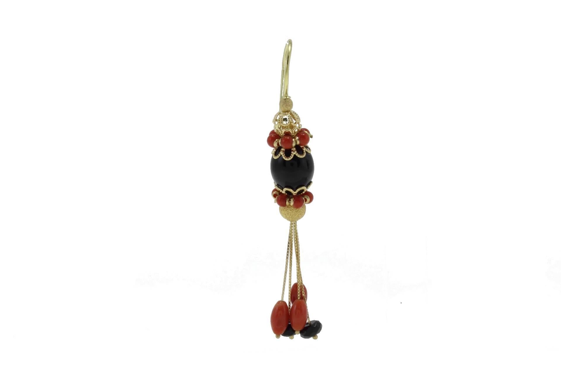 Classic and elegant earrings in 18Kt yellow gold and delightful coral and onyx to embellish them. Tot weight 10.50gr
R.f. 820516