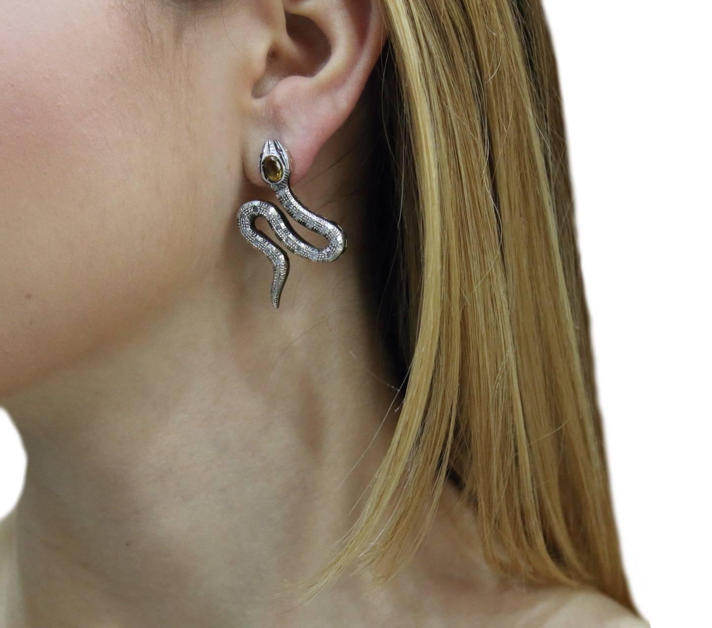 Taille mixte Boucles d'oreilles serpent en diamant et topaze Luise en vente