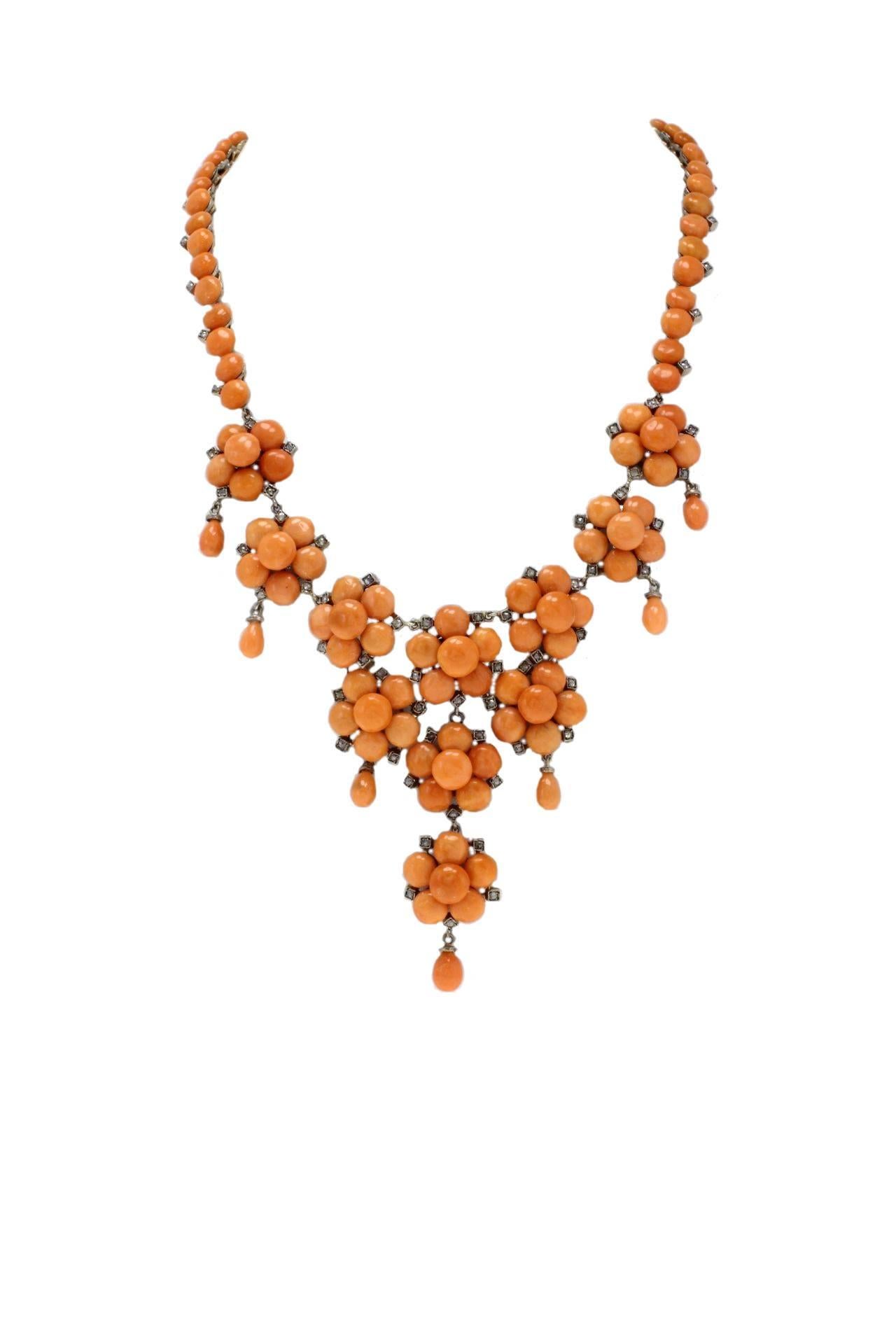 Charming flower coral necklace  (33.40gr) mounted on 9 Kt gold and silver, adorned of diamonds (1.85Kt). tot weight 69.9 gr
R.f. 750006